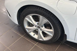 valkoinen SEAT Leon Sportstourer 2021 kuva 10.