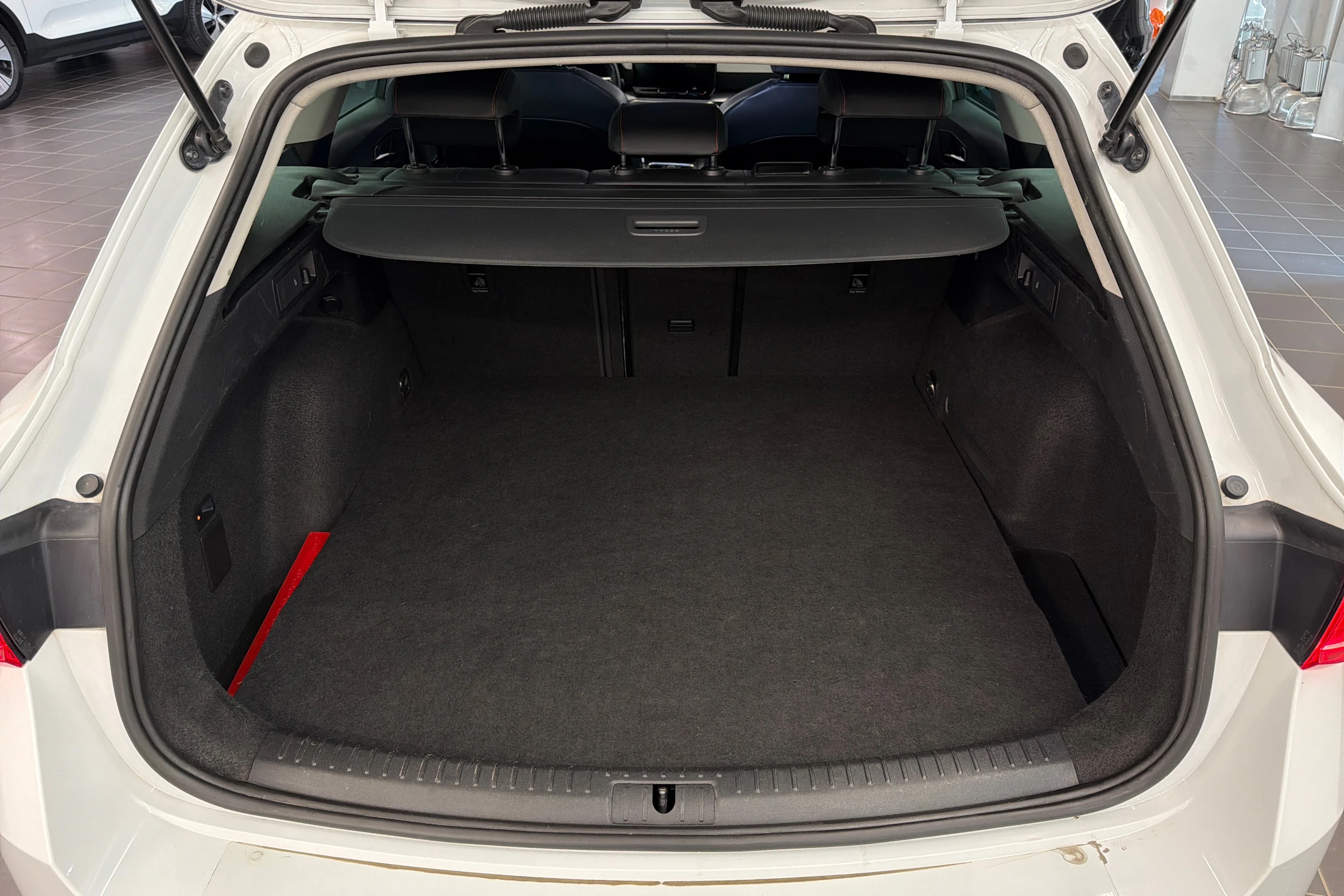 valkoinen SEAT Leon Sportstourer 2021 kuva 11.