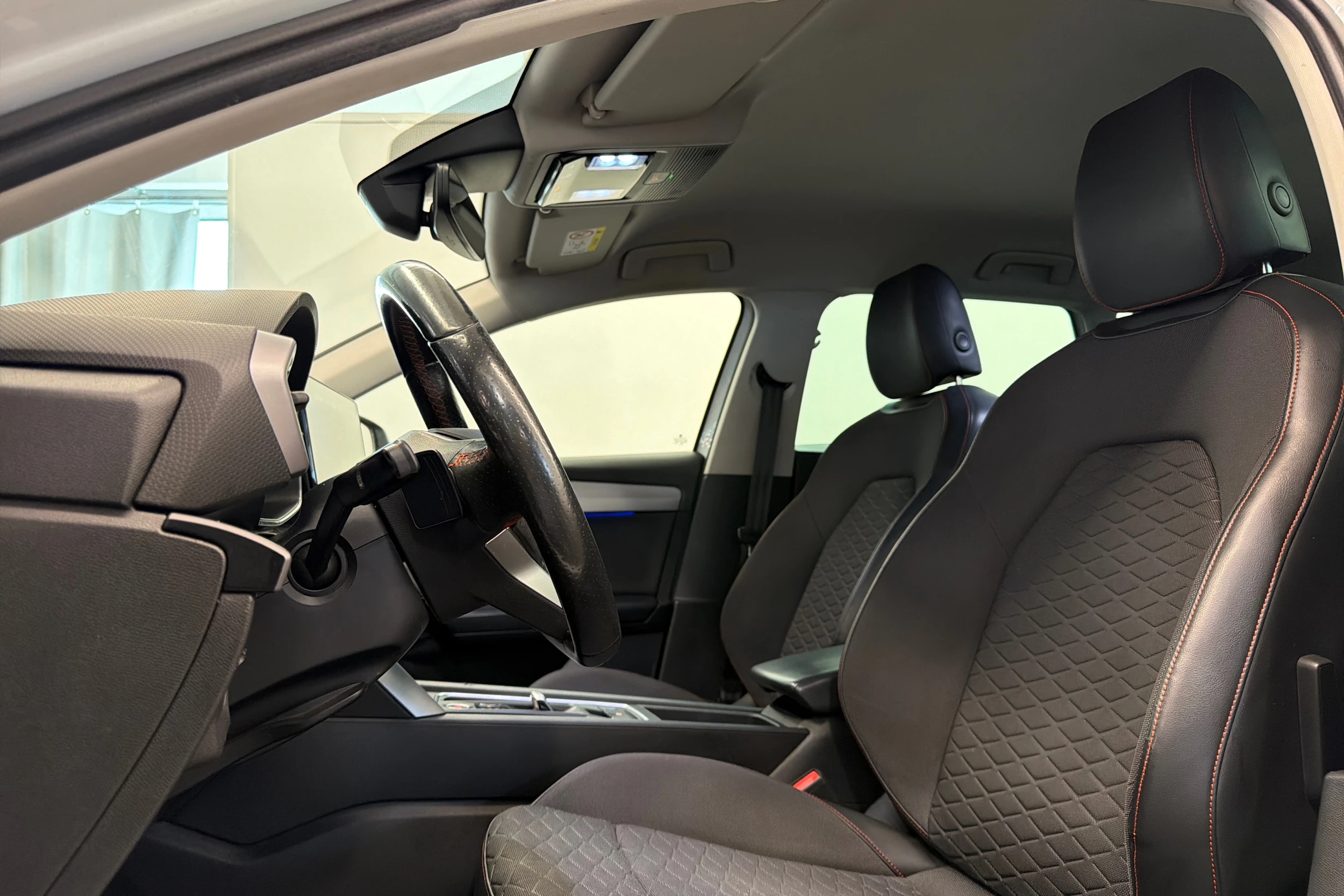 valkoinen SEAT Leon Sportstourer 2021 kuva 12.