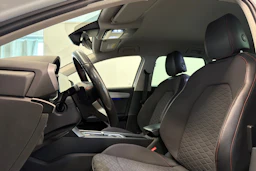 valkoinen SEAT Leon Sportstourer 2021 kuva 12.