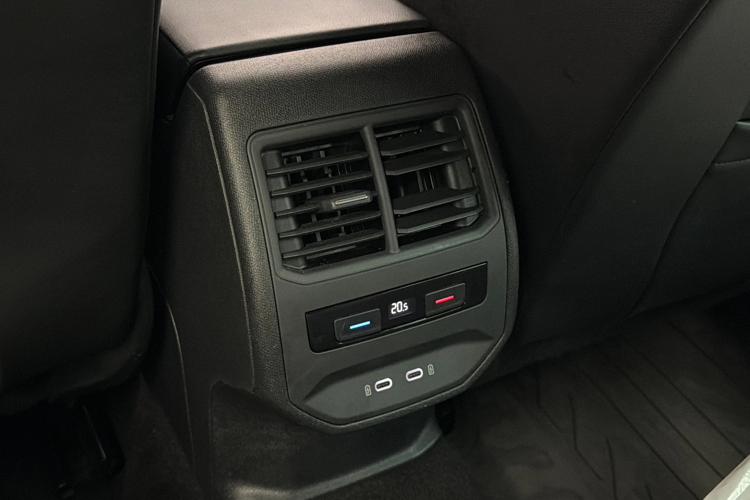 valkoinen SEAT Leon Sportstourer 2021 kuva 13.