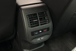 valkoinen SEAT Leon Sportstourer 2021 kuva 13.