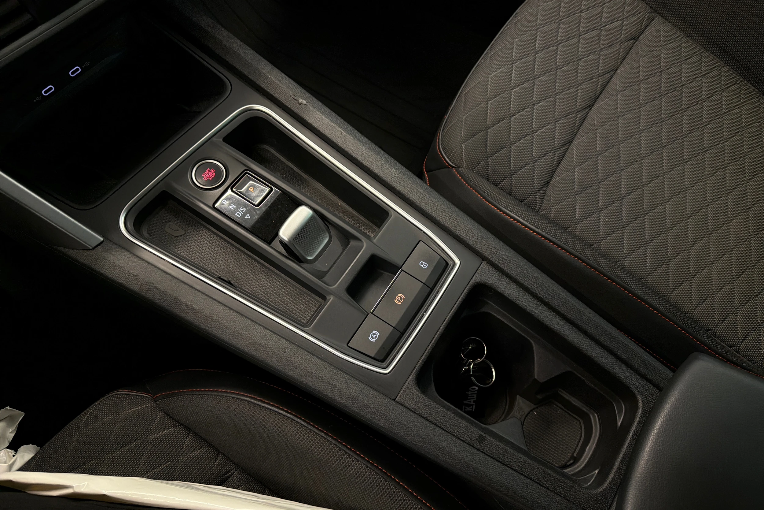 valkoinen SEAT Leon Sportstourer 2021 kuva 21.