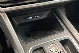 valkoinen SEAT Leon Sportstourer 2021 kuva 22.