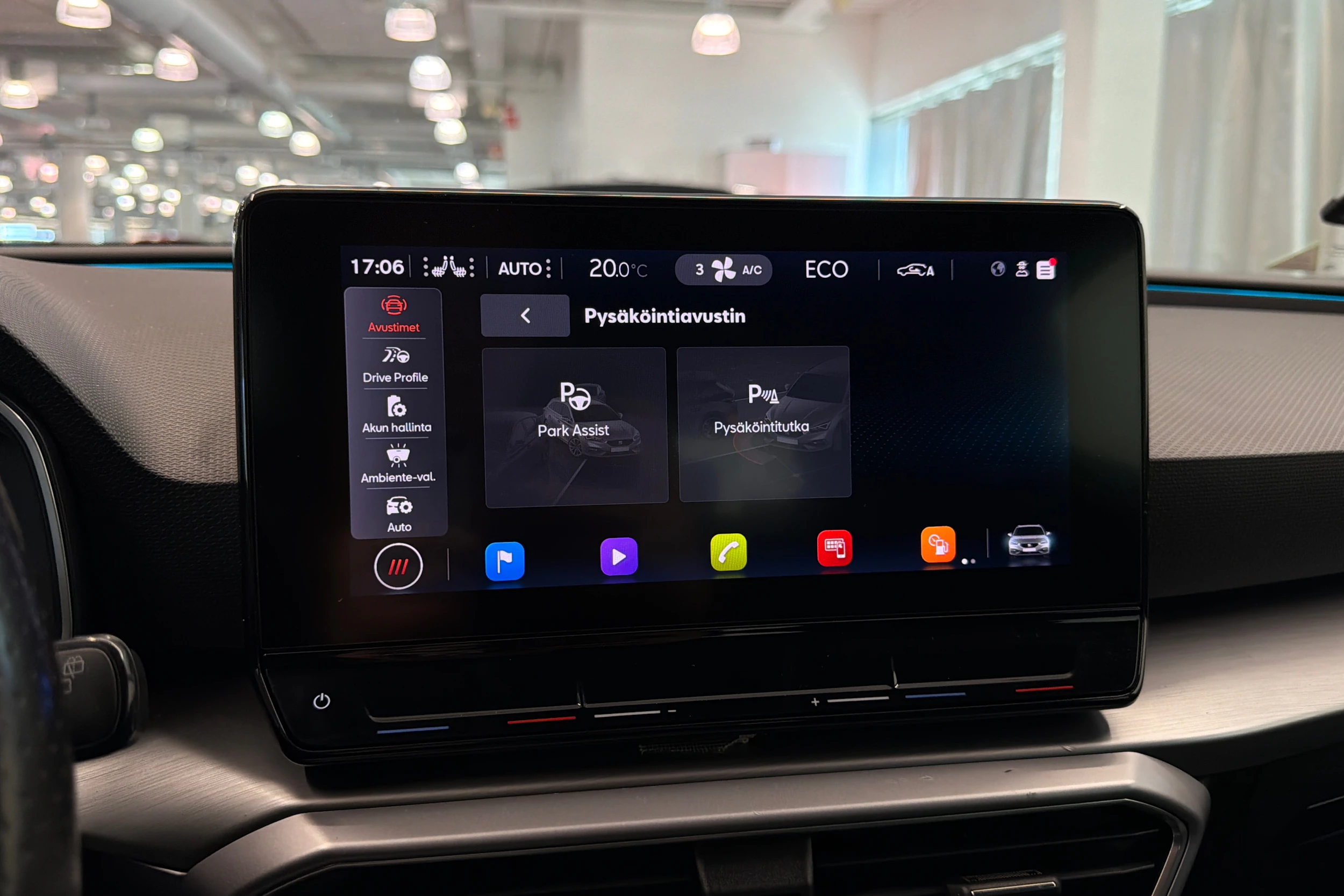 valkoinen SEAT Leon Sportstourer 2021 kuva 24.