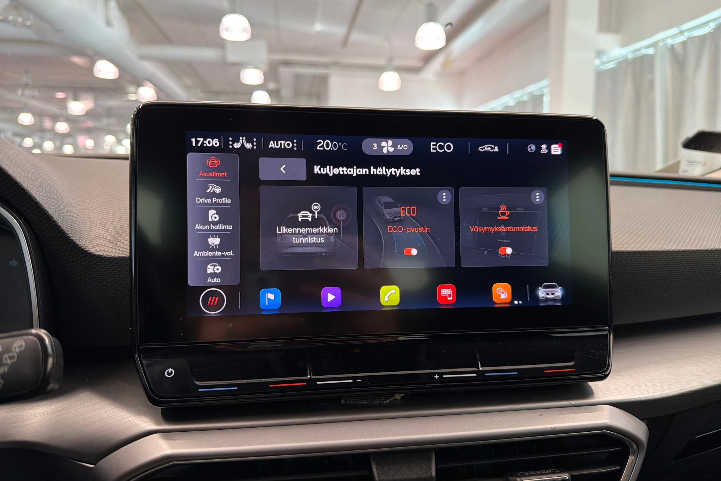 valkoinen SEAT Leon Sportstourer 2021 kuva 27.
