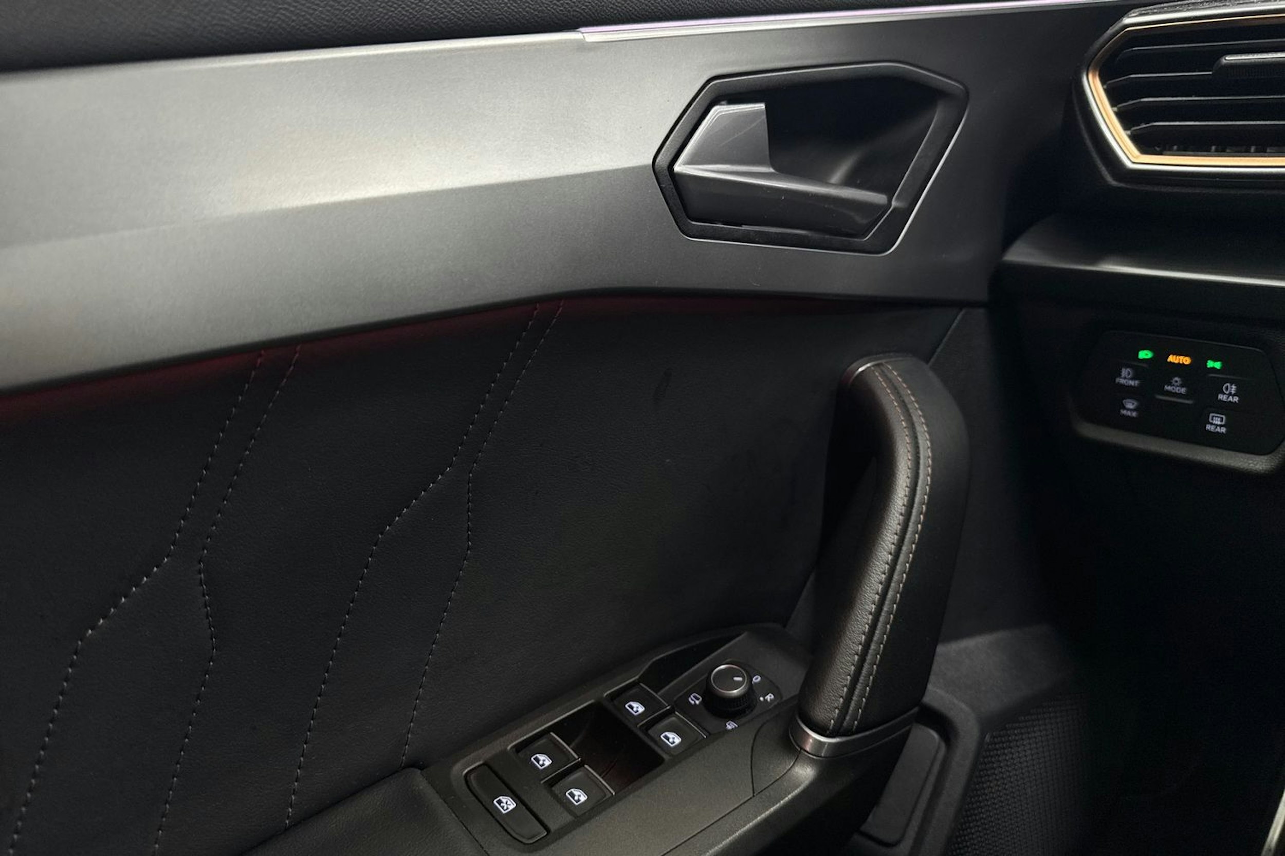 musta SEAT Leon Sportstourer 2021 kuva 18.