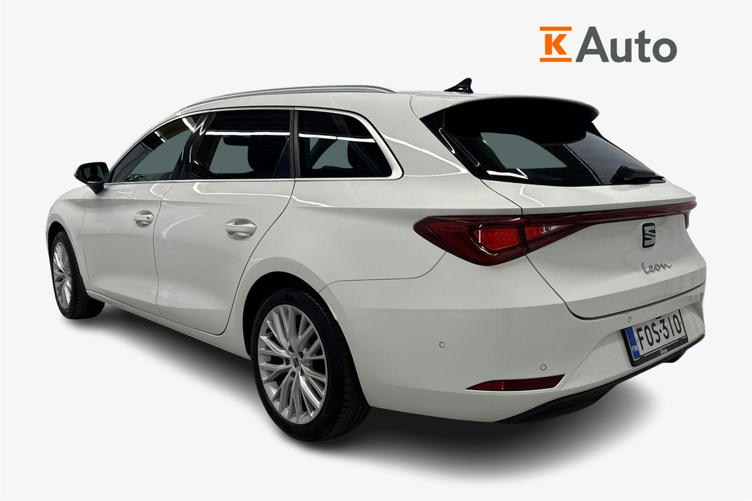 valkoinen SEAT Leon Sportstourer 2021 kuva 2.