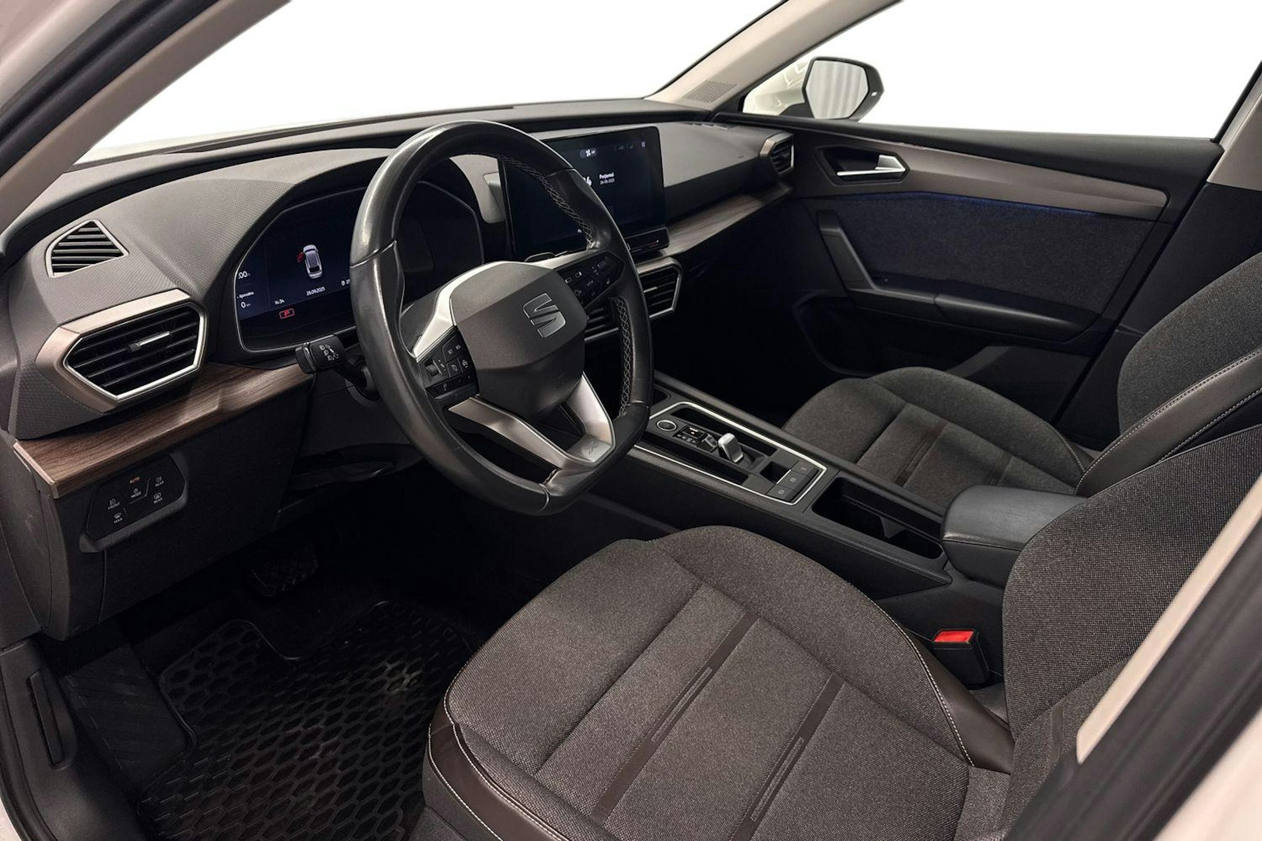 valkoinen SEAT Leon Sportstourer 2021 kuva 7.