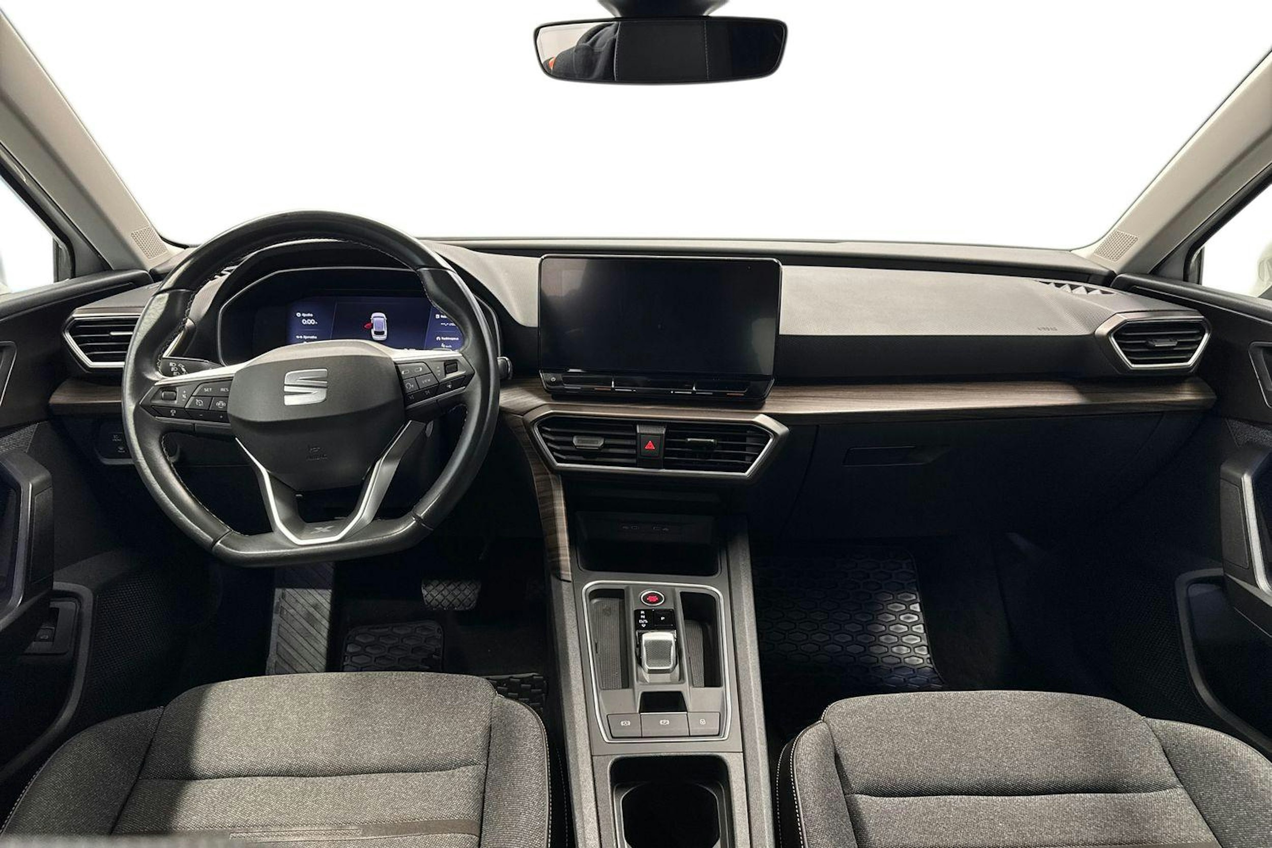 valkoinen SEAT Leon Sportstourer 2021 kuva 9.