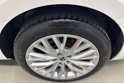 valkoinen SEAT Leon Sportstourer 2021 kuva 13.