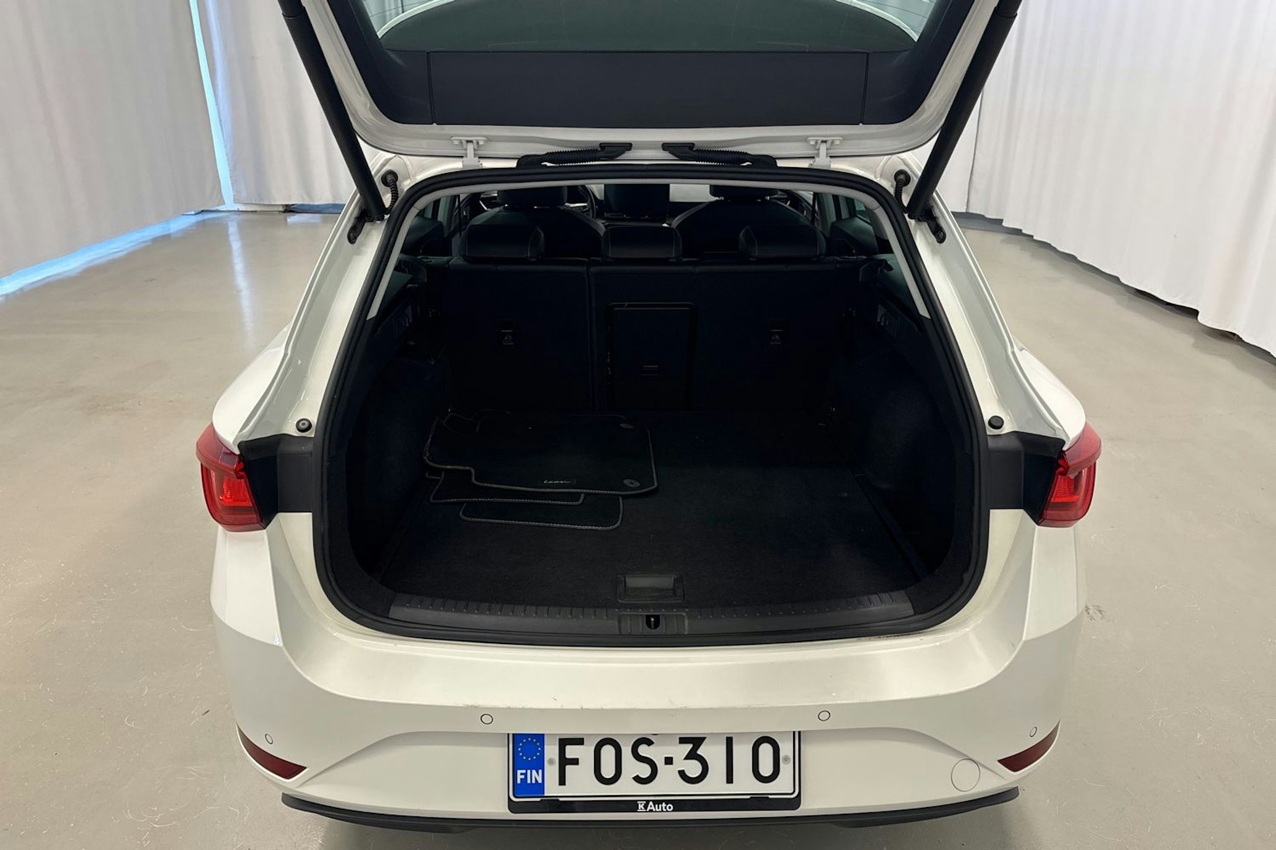 valkoinen SEAT Leon Sportstourer 2021 kuva 14.