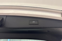 valkoinen SEAT Leon Sportstourer 2021 kuva 15.