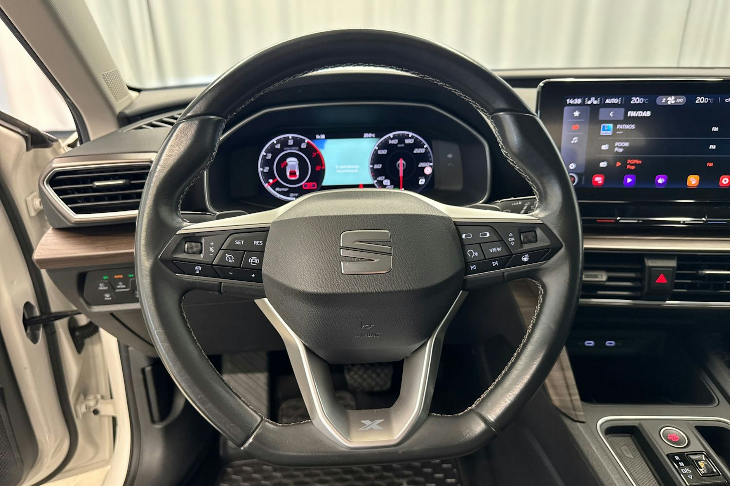 valkoinen SEAT Leon Sportstourer 2021 kuva 16.