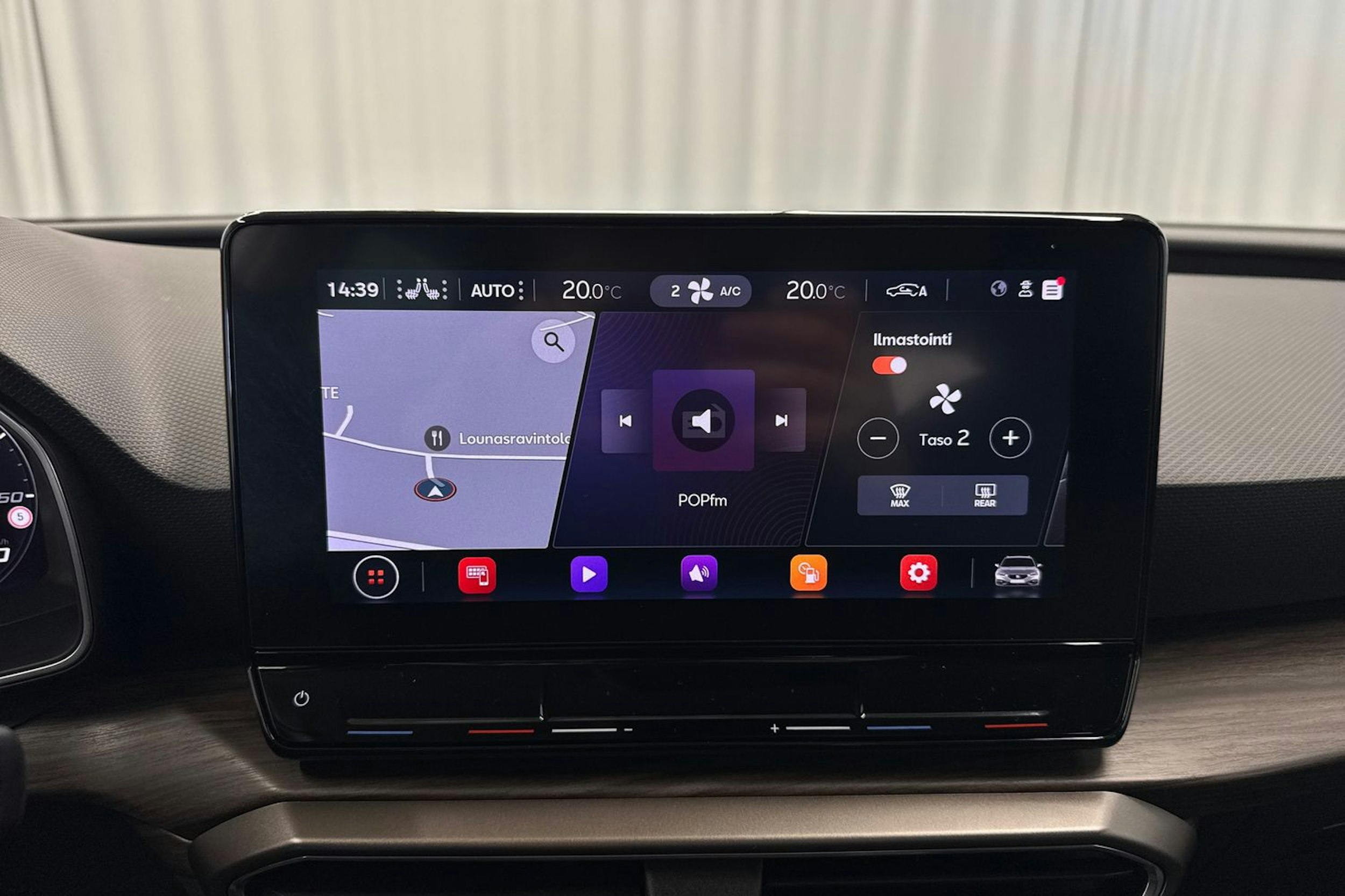 valkoinen SEAT Leon Sportstourer 2021 kuva 20.