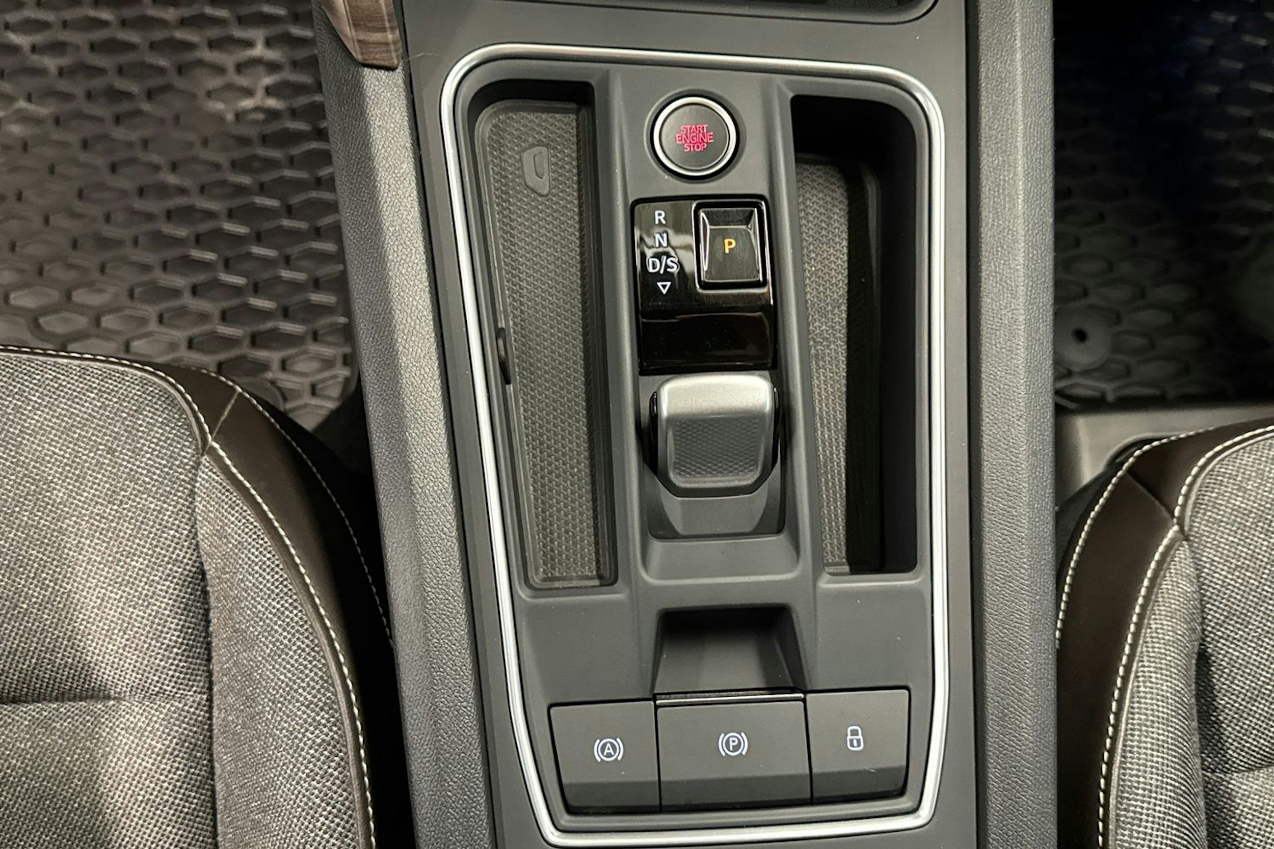 valkoinen SEAT Leon Sportstourer 2021 kuva 21.