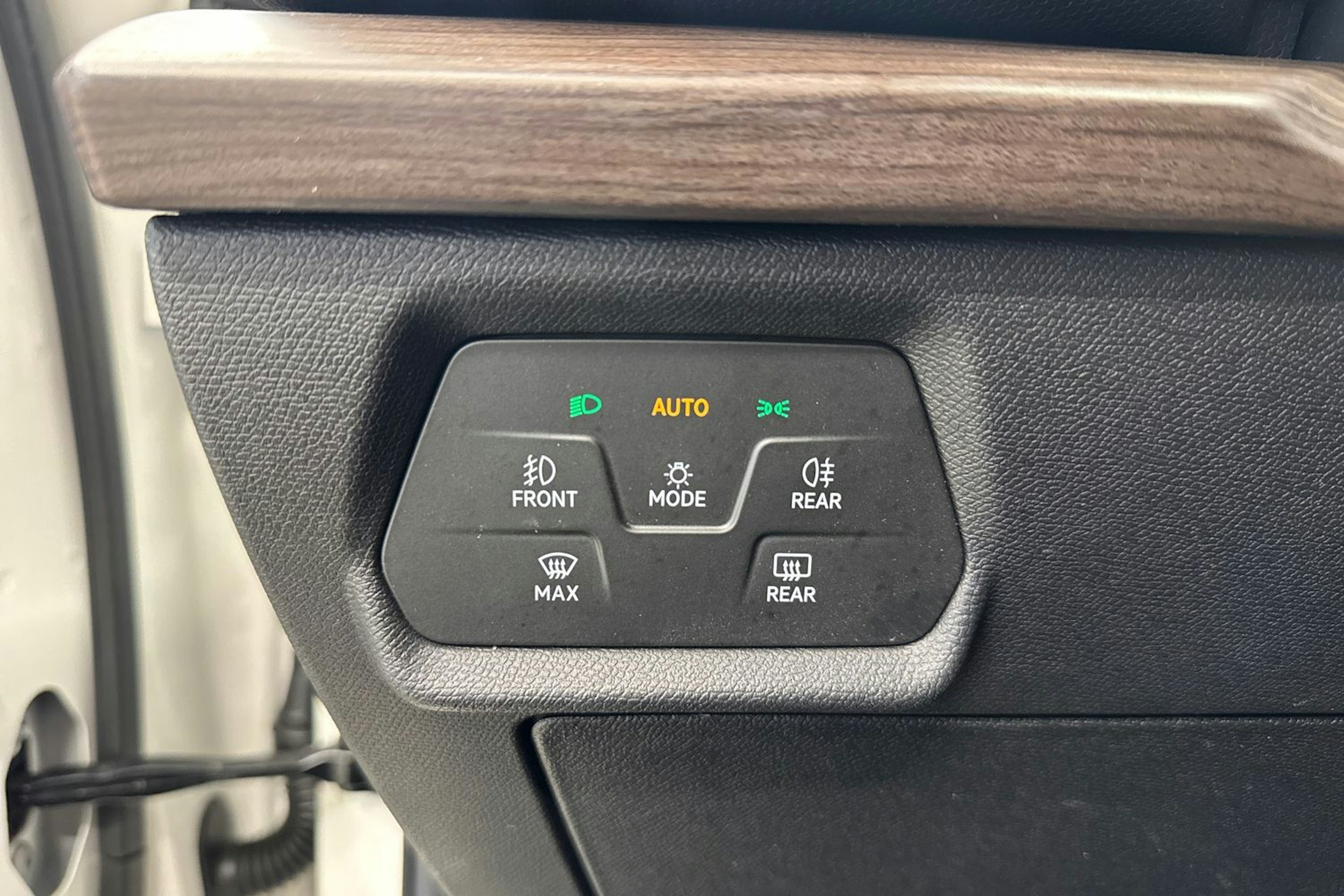 valkoinen SEAT Leon Sportstourer 2021 kuva 24.