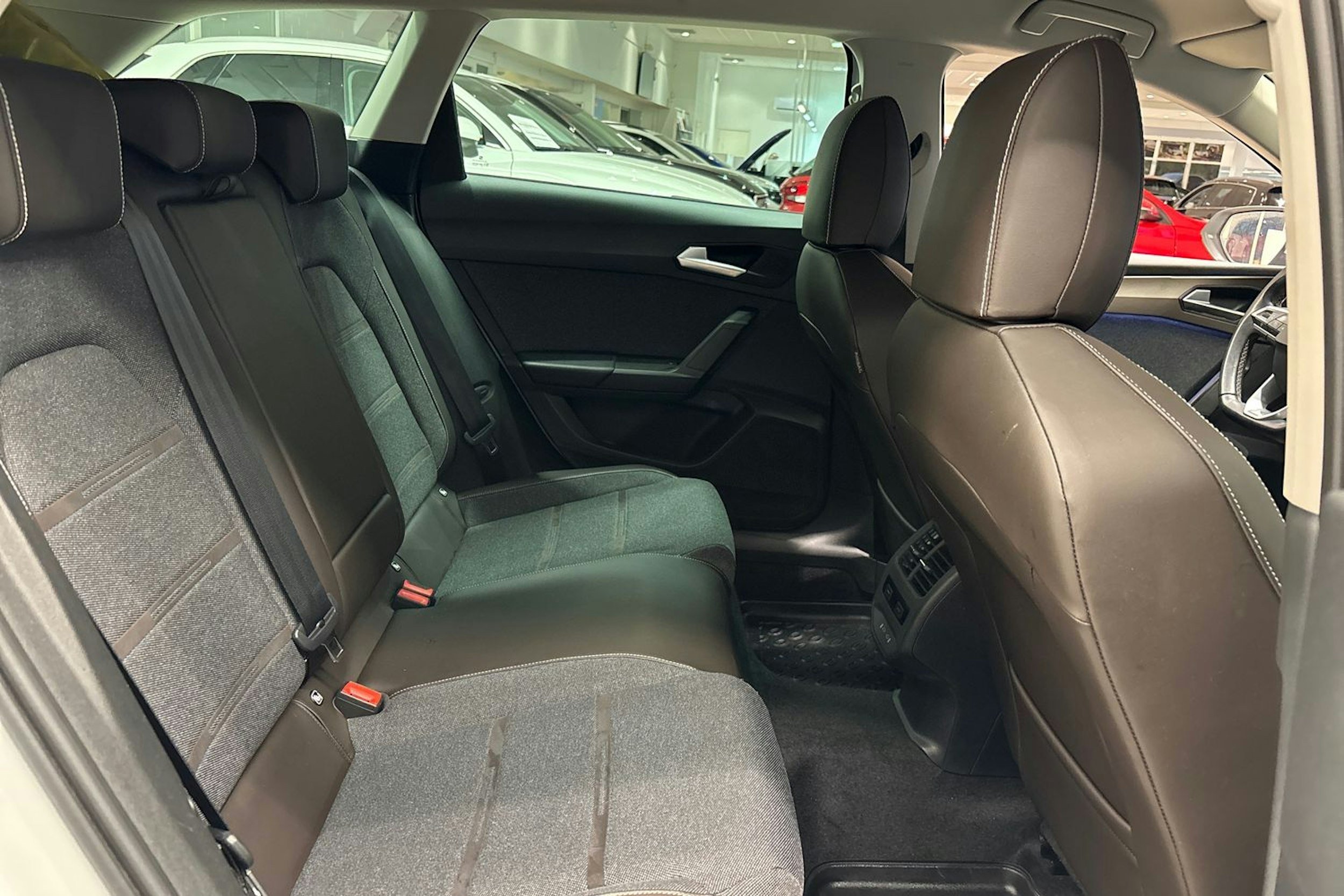 Valkoinen SEAT LEON SPORTSTOURER 2021 kuva 29.