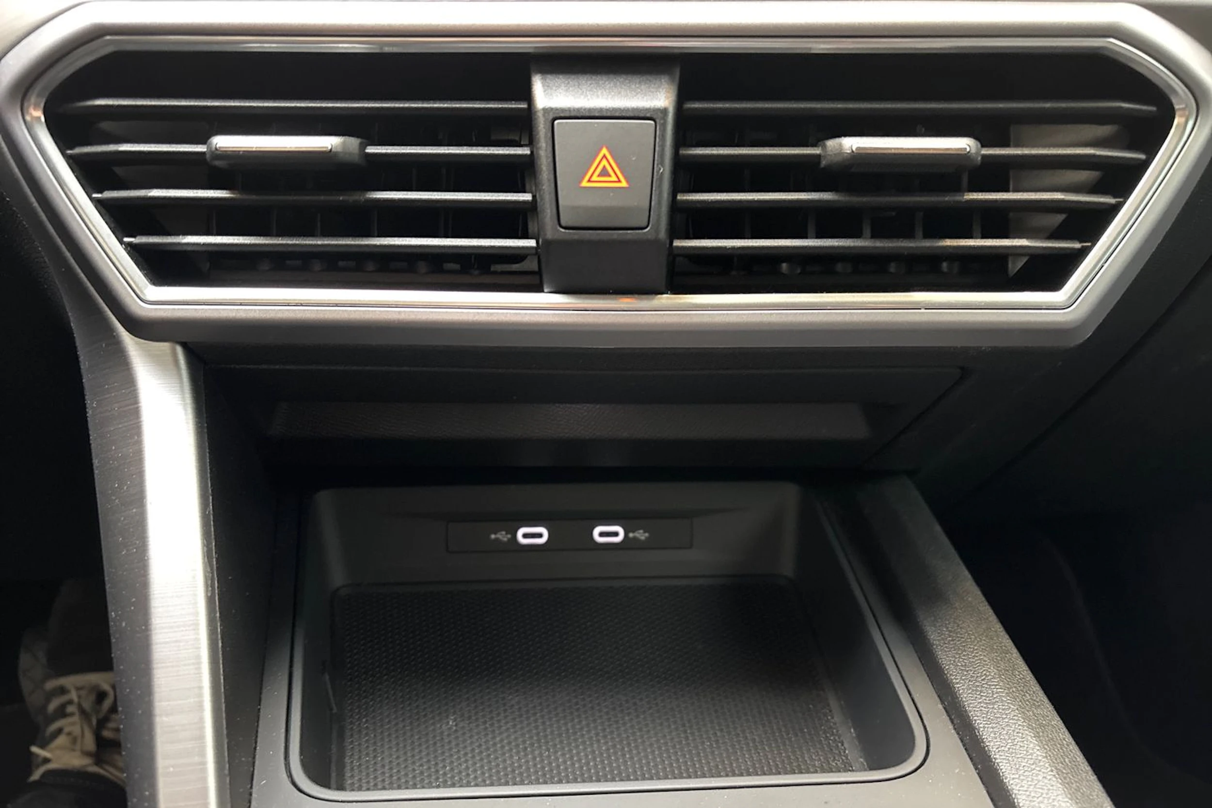 punainen SEAT Leon Sportstourer 2021 kuva 20.