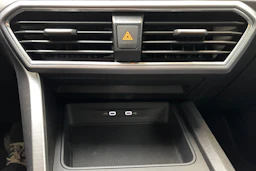 punainen SEAT Leon Sportstourer 2021 kuva 20.