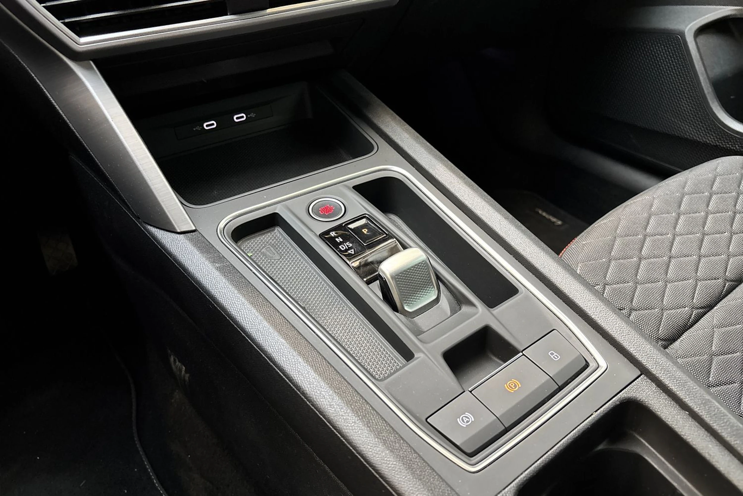 punainen SEAT Leon Sportstourer 2021 kuva 21.