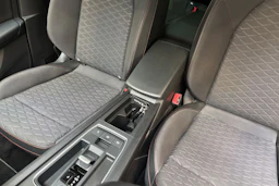 punainen SEAT Leon Sportstourer 2021 kuva 22.