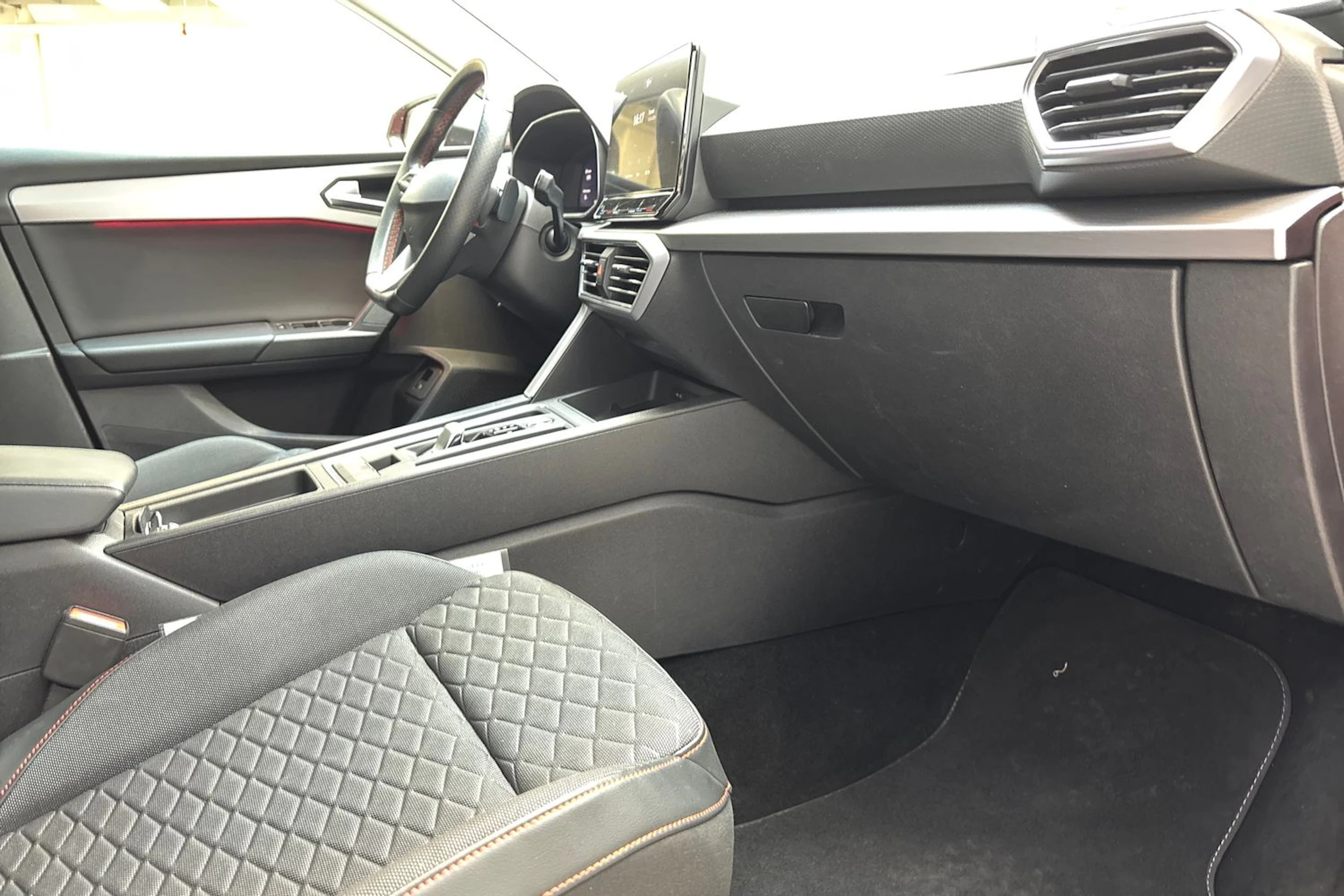 punainen SEAT Leon Sportstourer 2021 kuva 23.