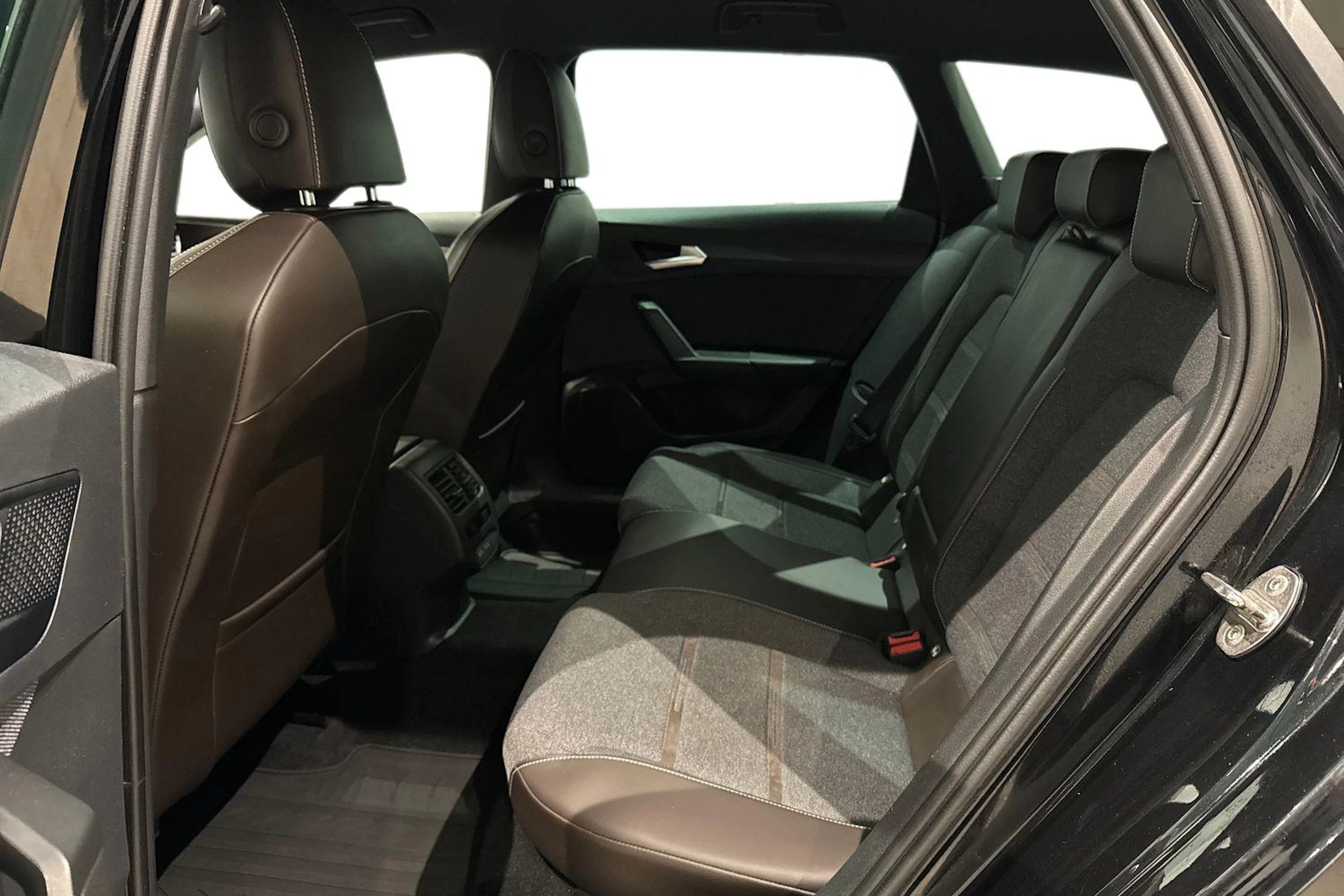 musta SEAT Leon Sportstourer 2021 kuva 10.