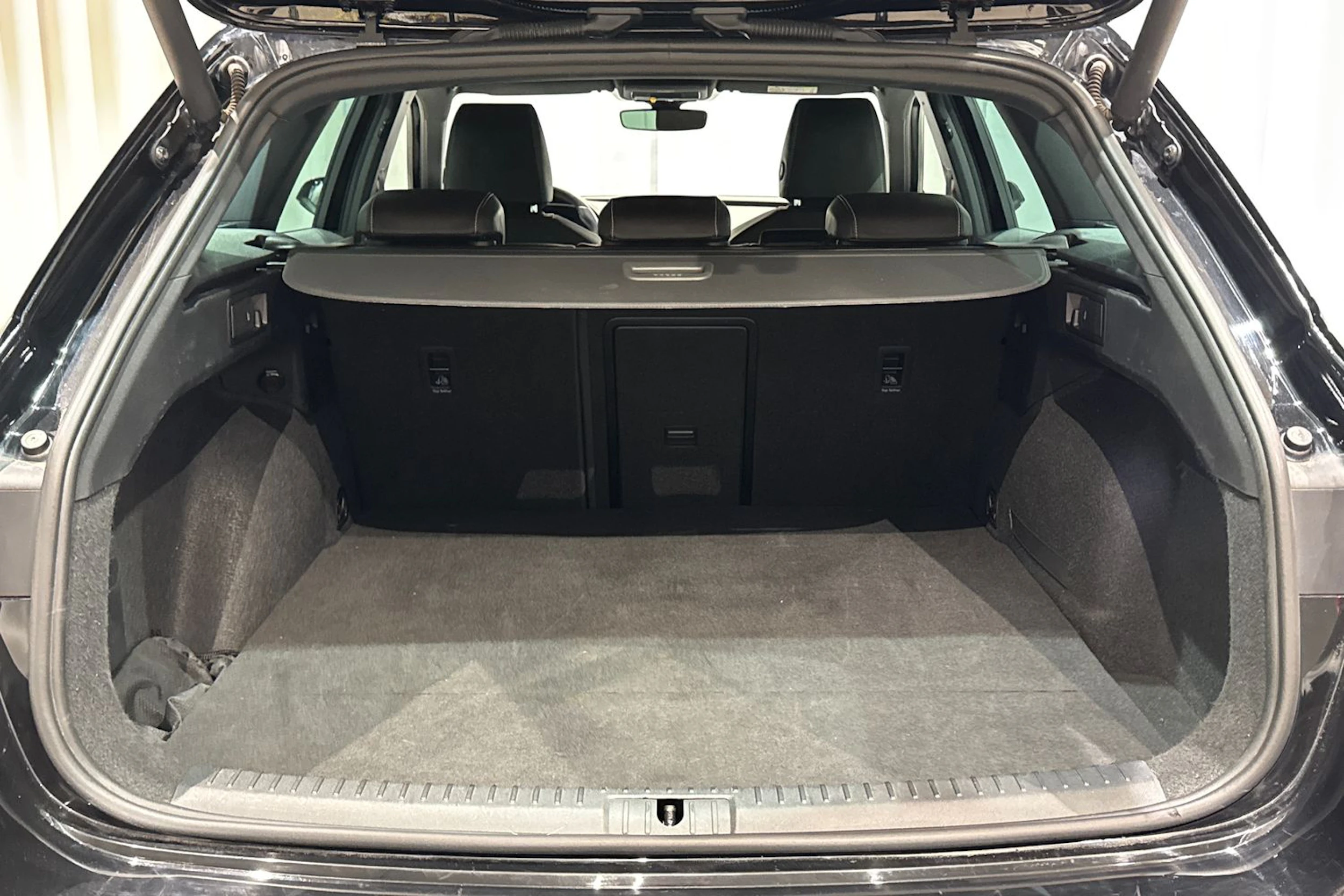 musta SEAT Leon Sportstourer 2021 kuva 15.