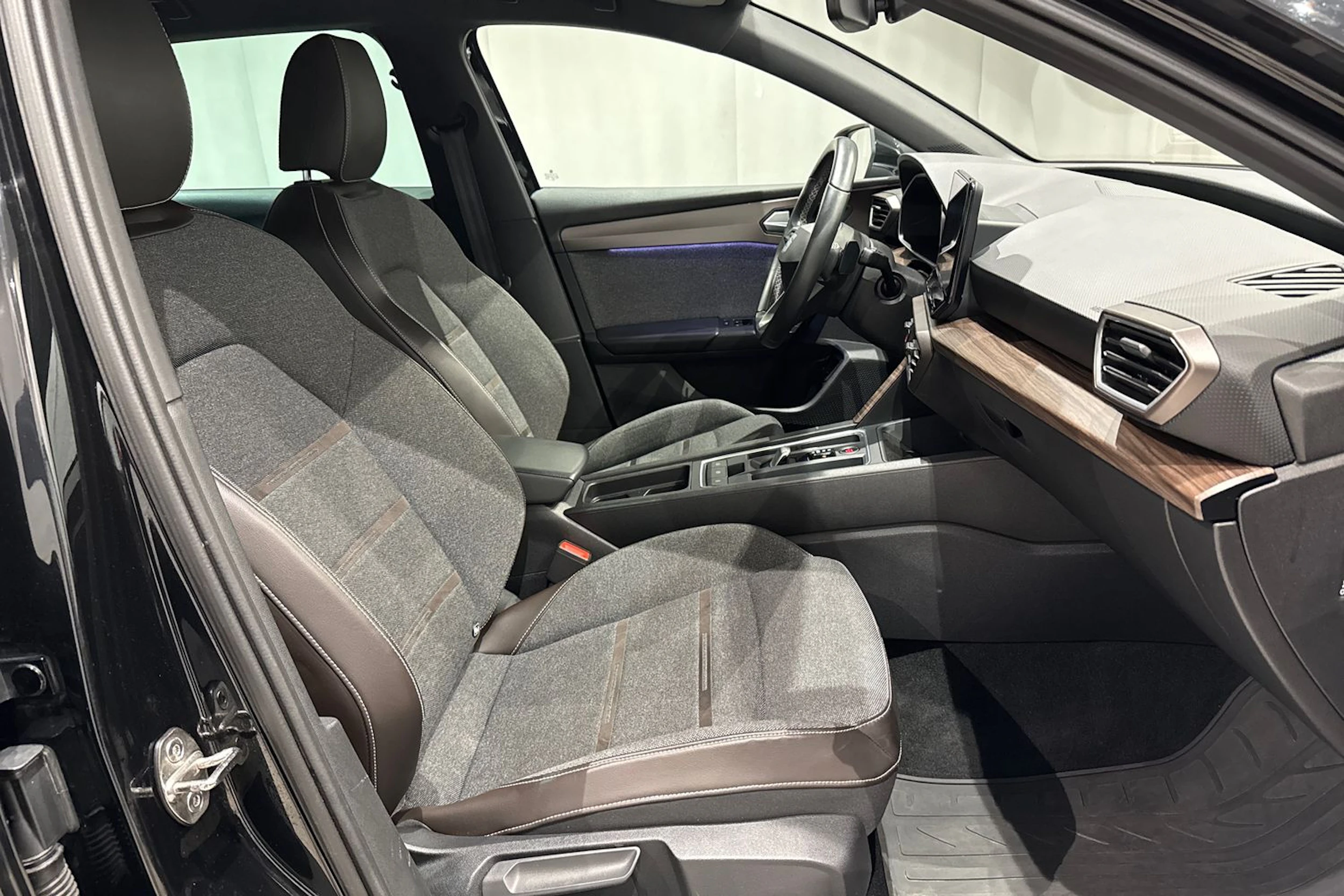 musta SEAT Leon Sportstourer 2021 kuva 17.