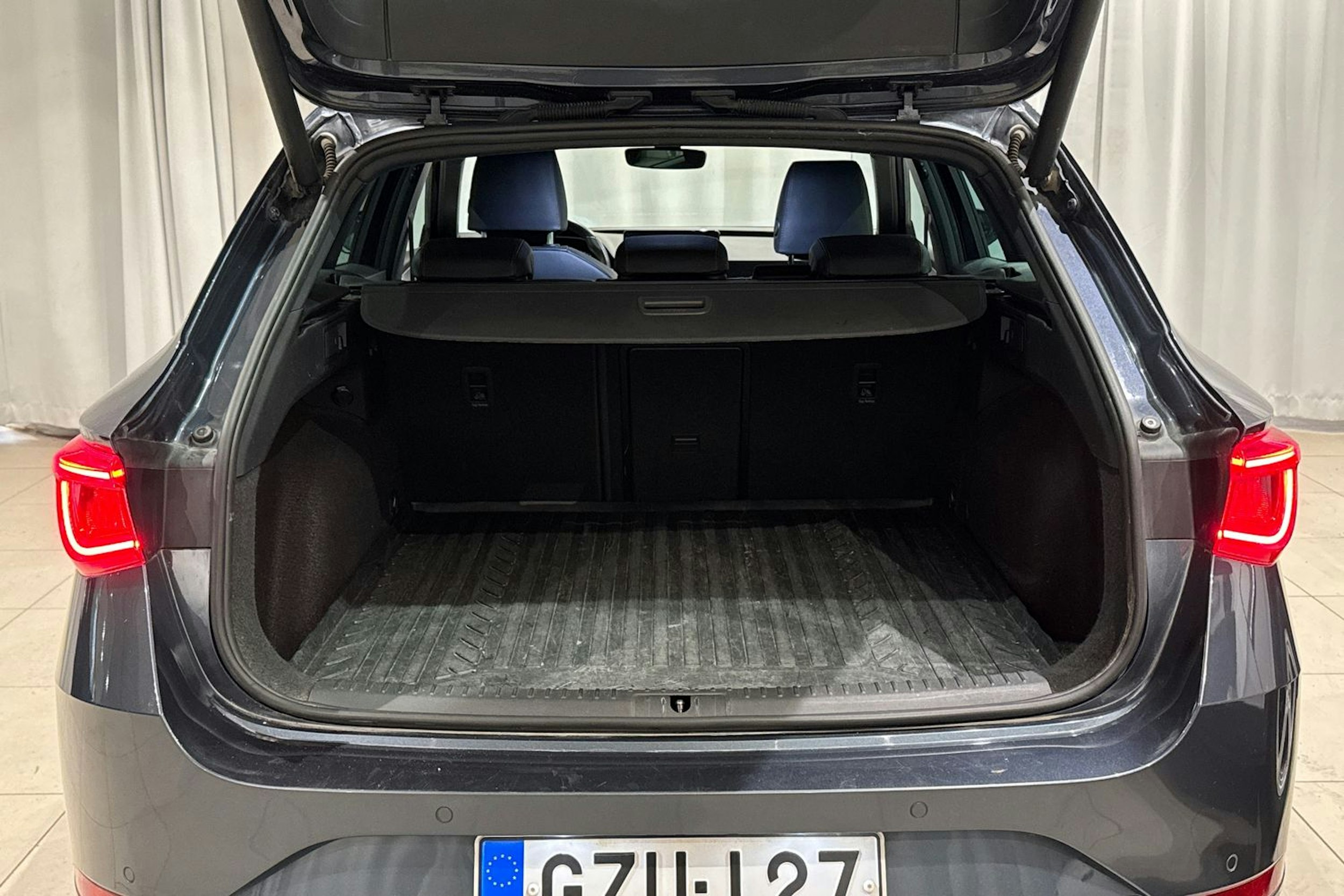 harmaa SEAT Leon Sportstourer 2021 kuva 15.