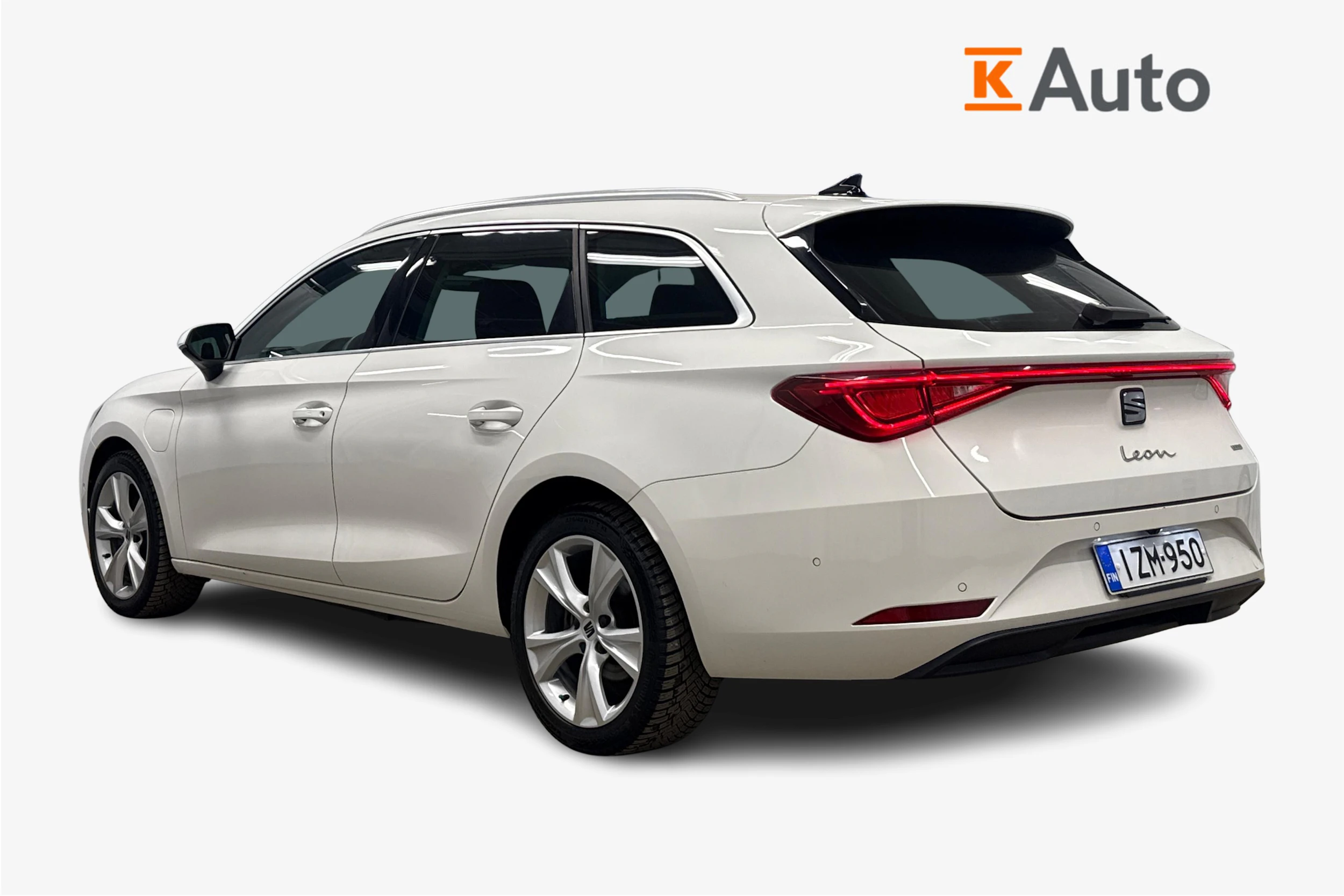 valkoinen SEAT Leon Sportstourer 2021 kuva 2.