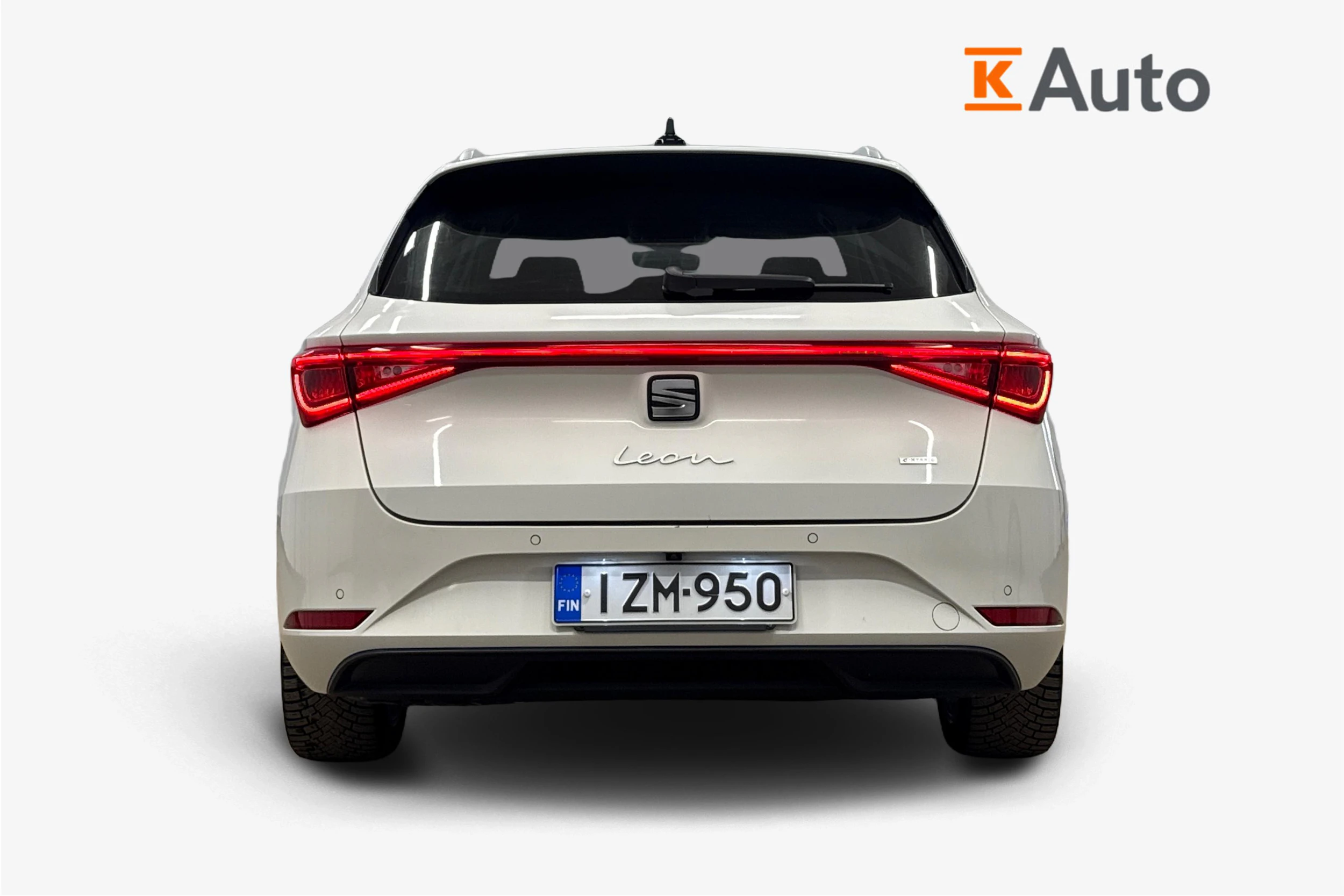 valkoinen SEAT Leon Sportstourer 2021 kuva 3.