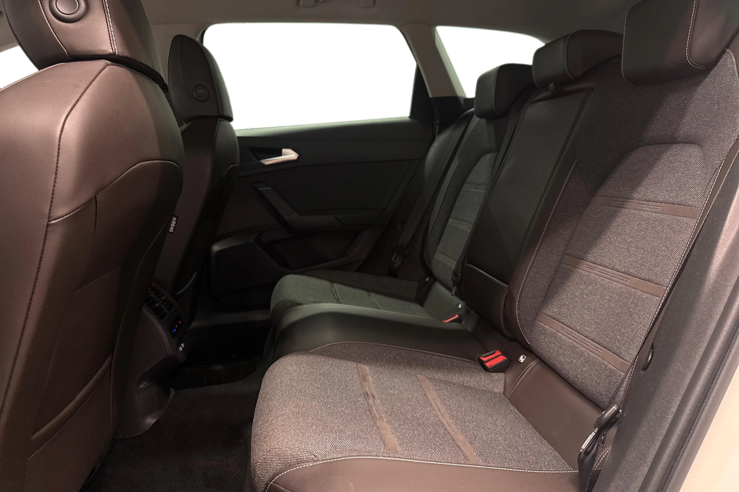 valkoinen SEAT Leon Sportstourer 2021 kuva 8.