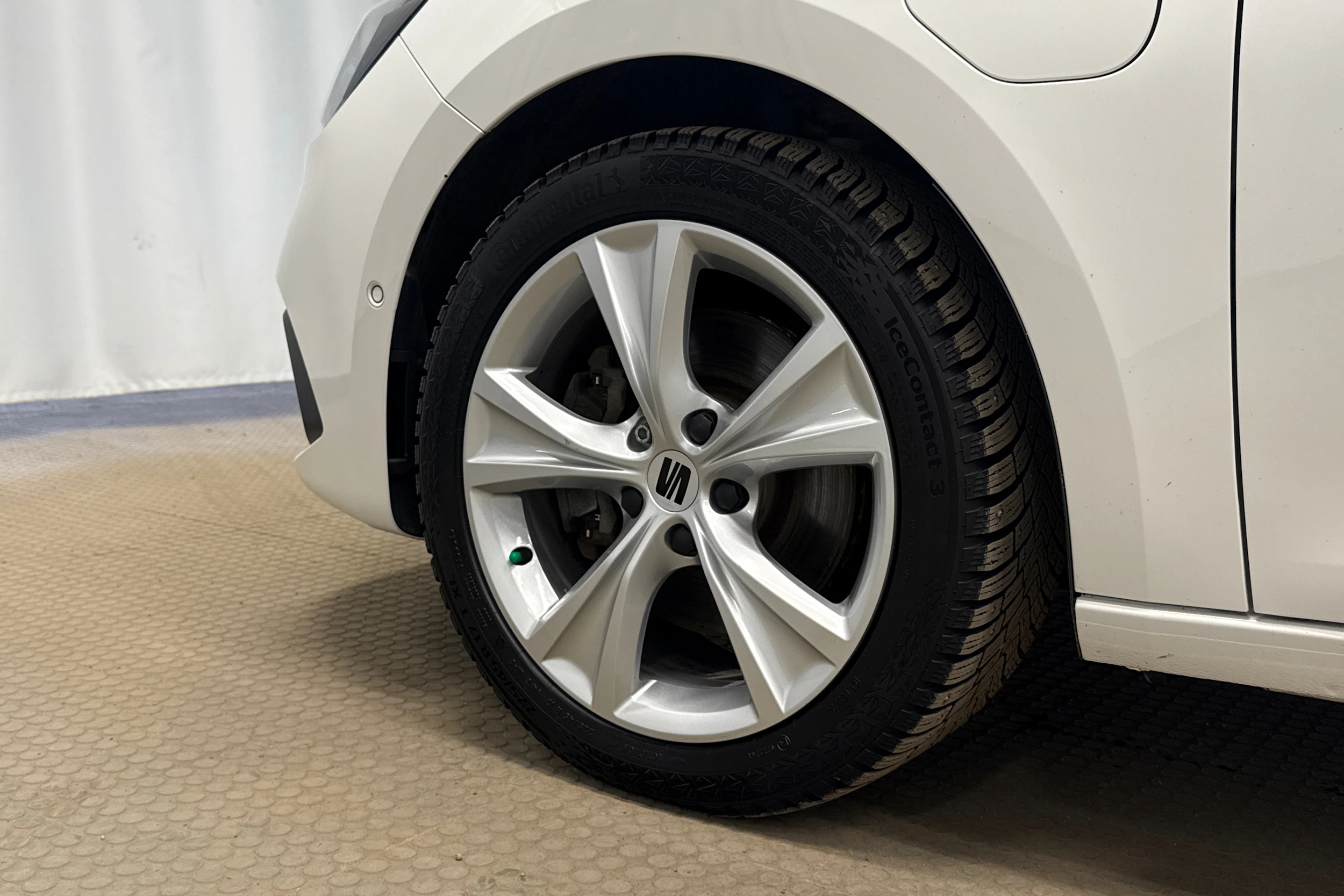 valkoinen SEAT Leon Sportstourer 2021 kuva 10.