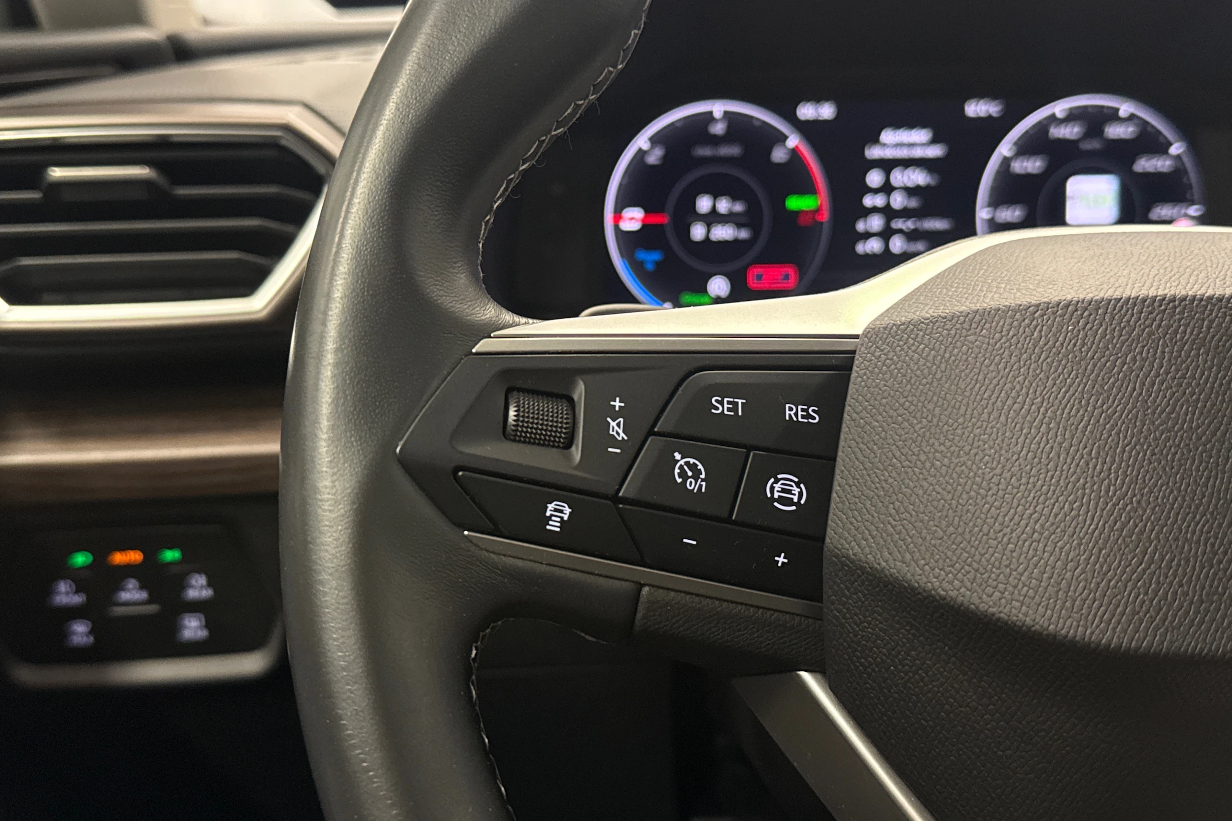 valkoinen SEAT Leon Sportstourer 2021 kuva 13.