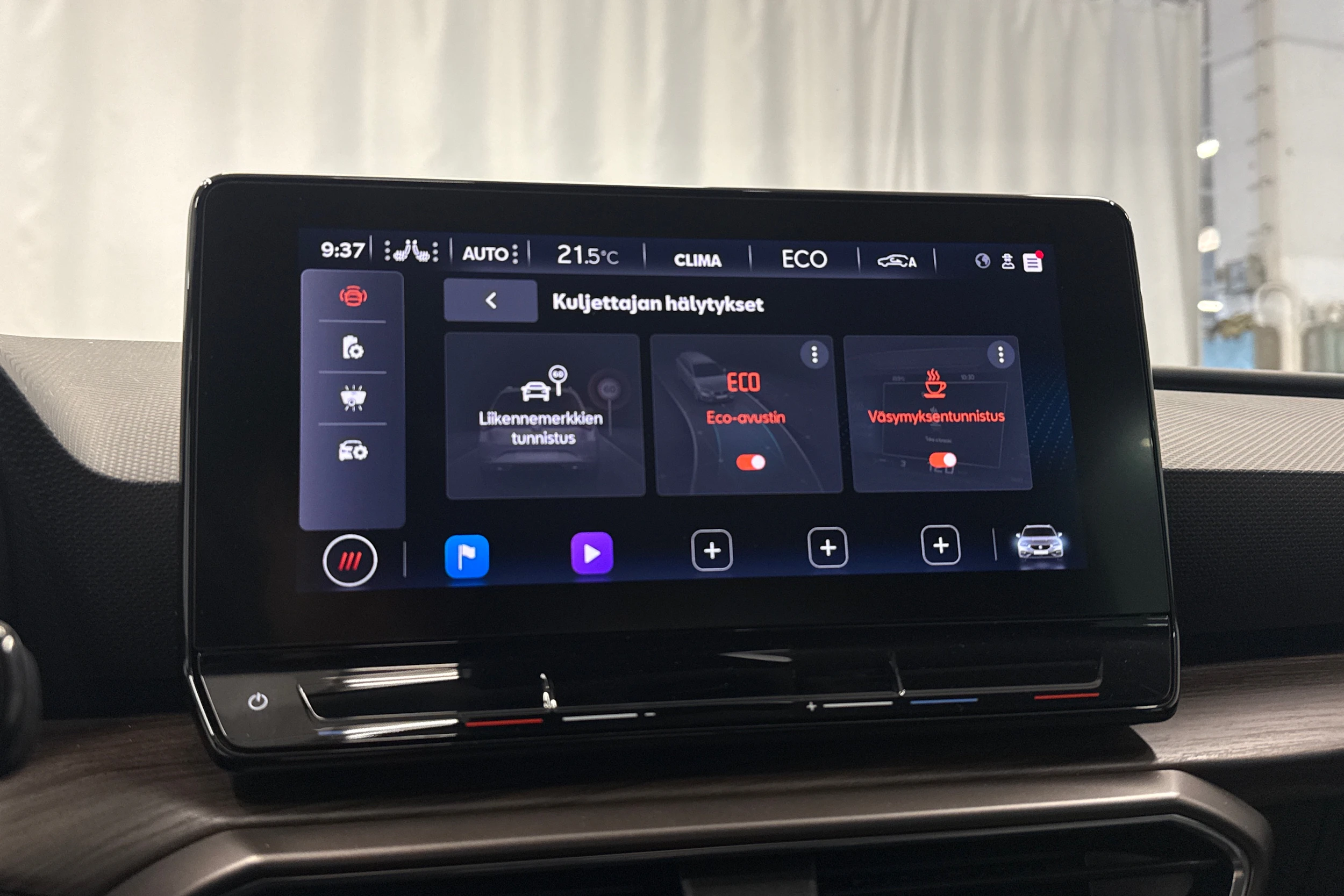 valkoinen SEAT Leon Sportstourer 2021 kuva 17.