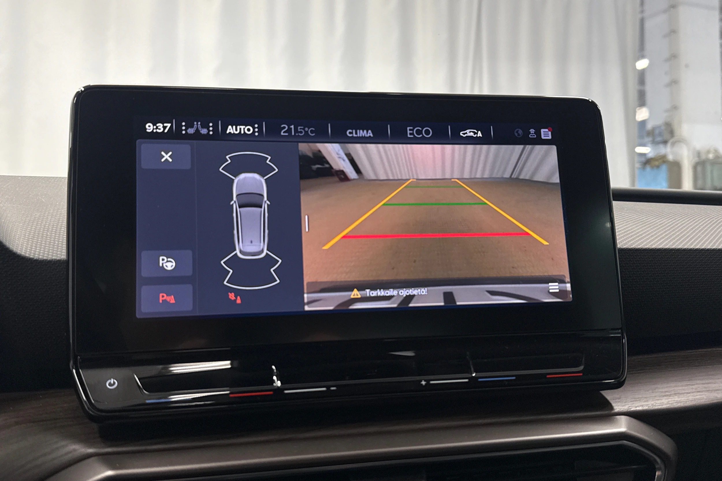 valkoinen SEAT Leon Sportstourer 2021 kuva 18.
