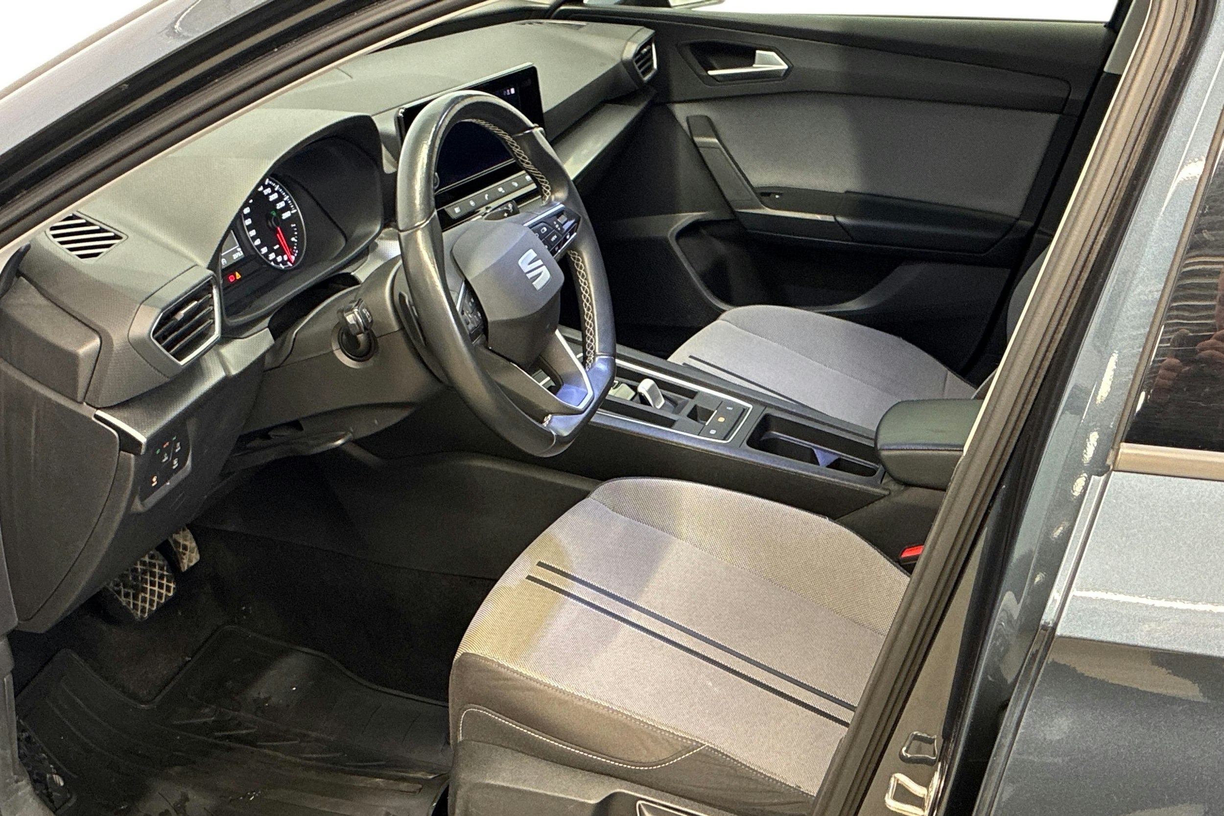 harmaa SEAT Leon Sportstourer 2021 kuva 7.