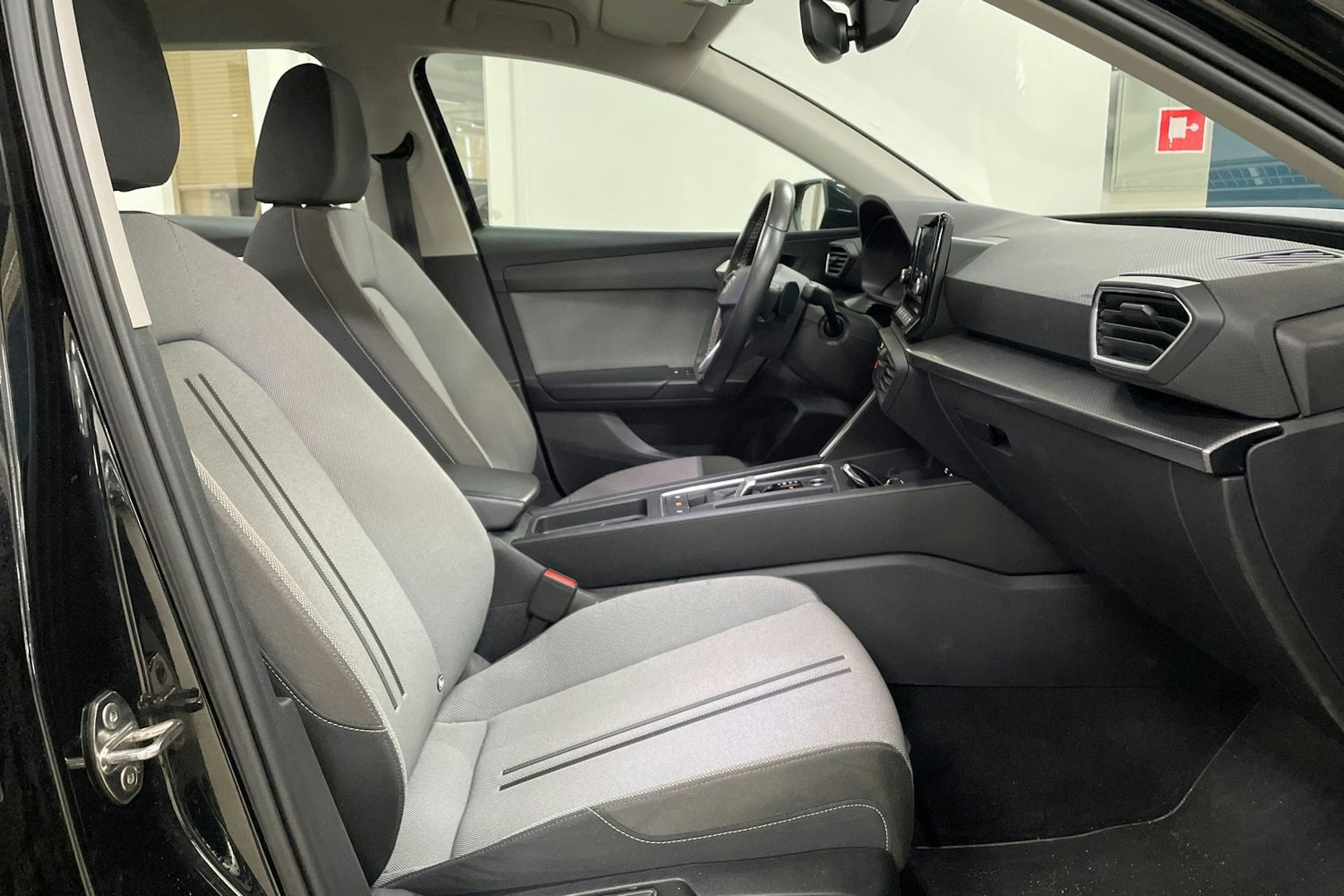Musta SEAT LEON SPORTSTOURER 2021 kuva 14.