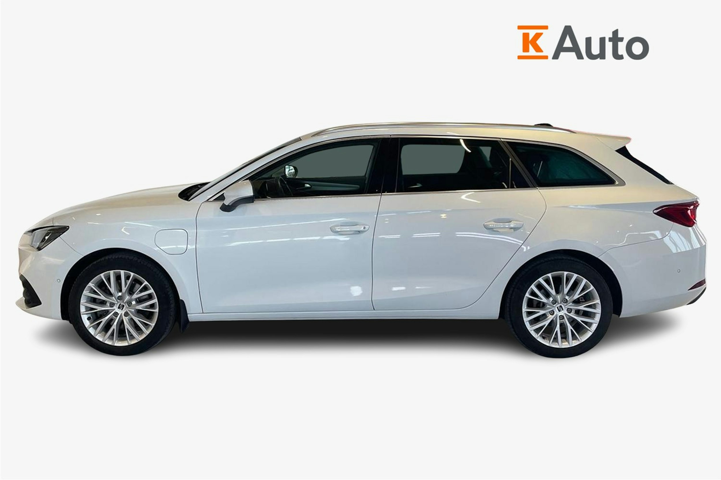 Valkoinen SEAT Leon Sportstourer 2021 kuva 6.