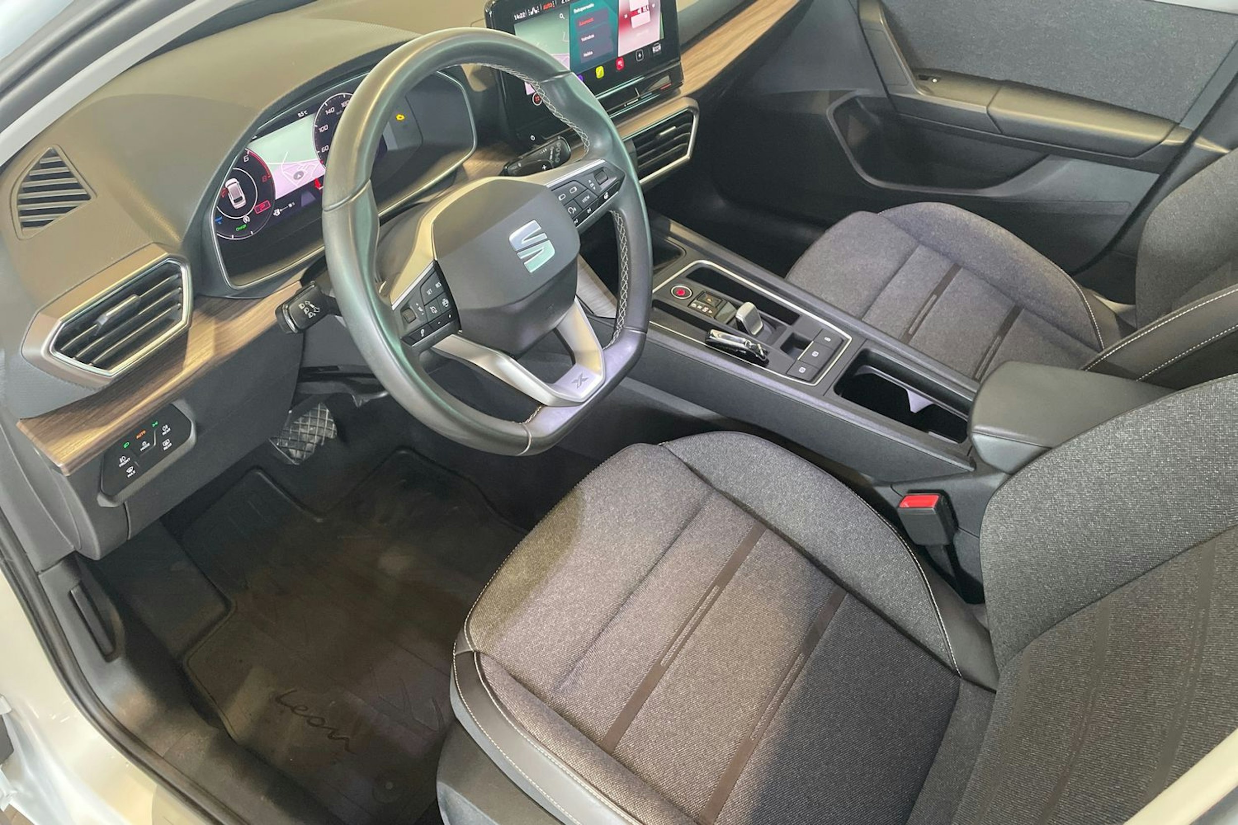 Valkoinen SEAT Leon Sportstourer 2021 kuva 7.