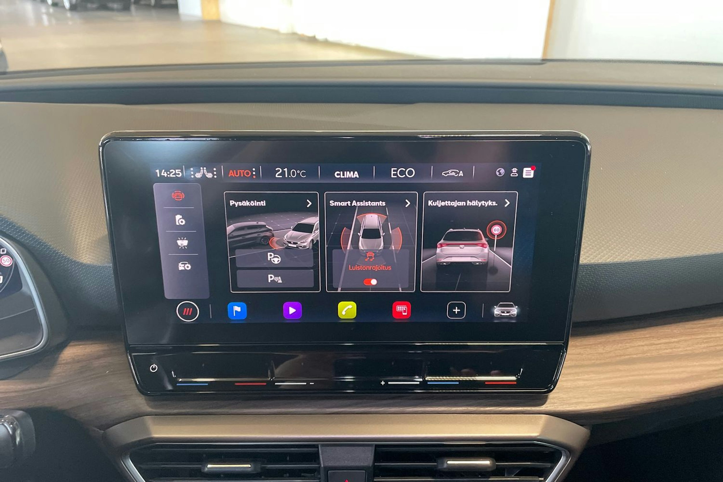 Valkoinen SEAT Leon Sportstourer 2021 kuva 17.