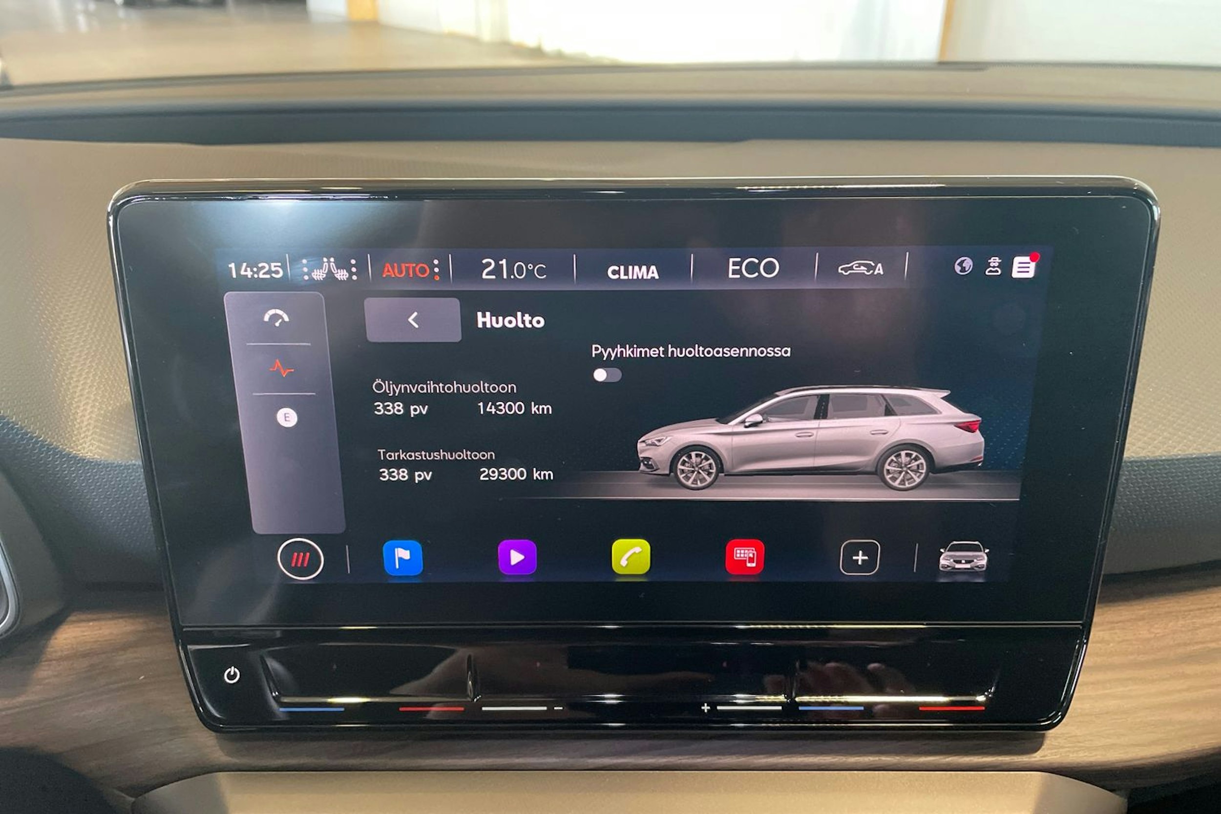 Valkoinen SEAT Leon Sportstourer 2021 kuva 18.