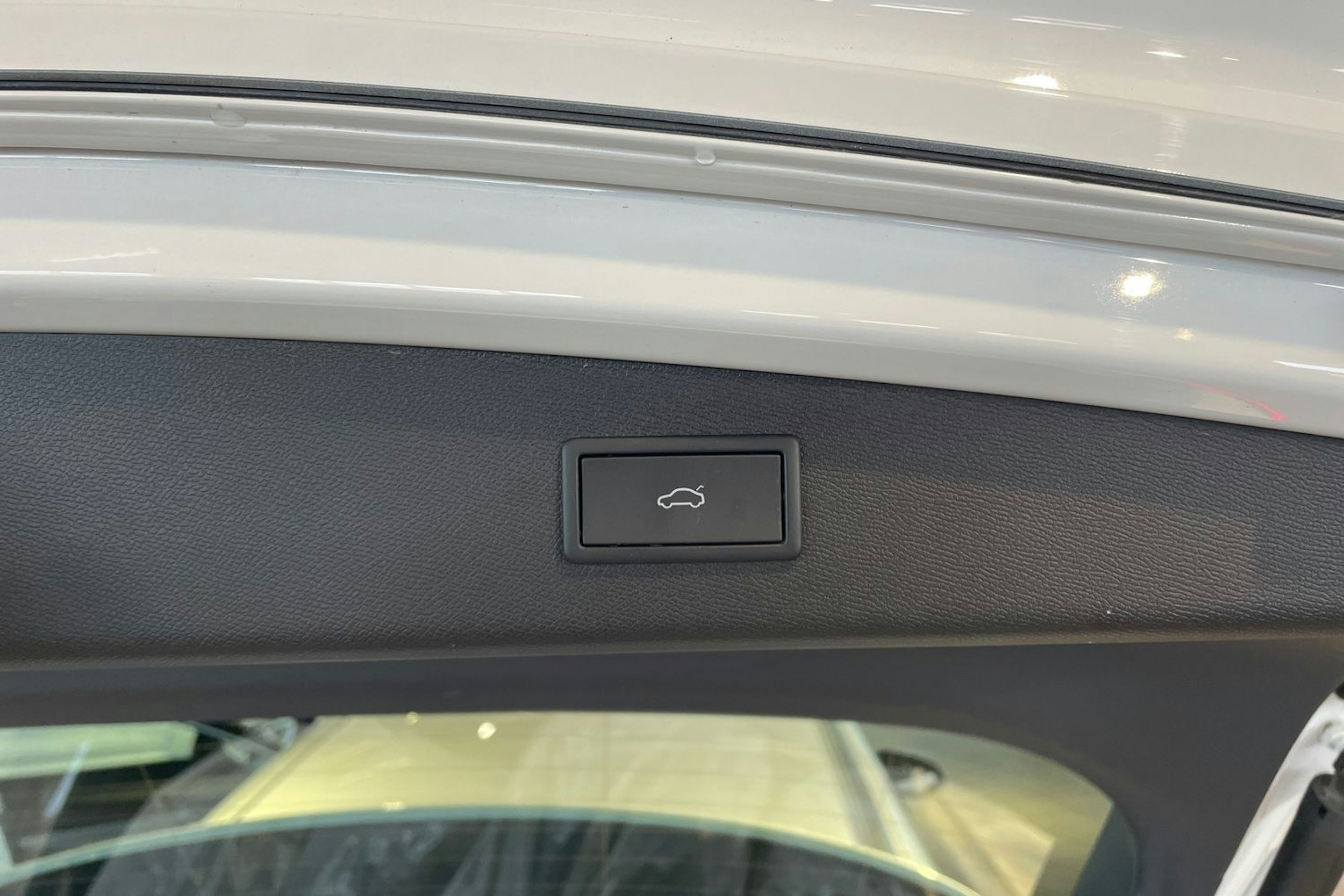 Valkoinen SEAT Leon Sportstourer 2021 kuva 19.