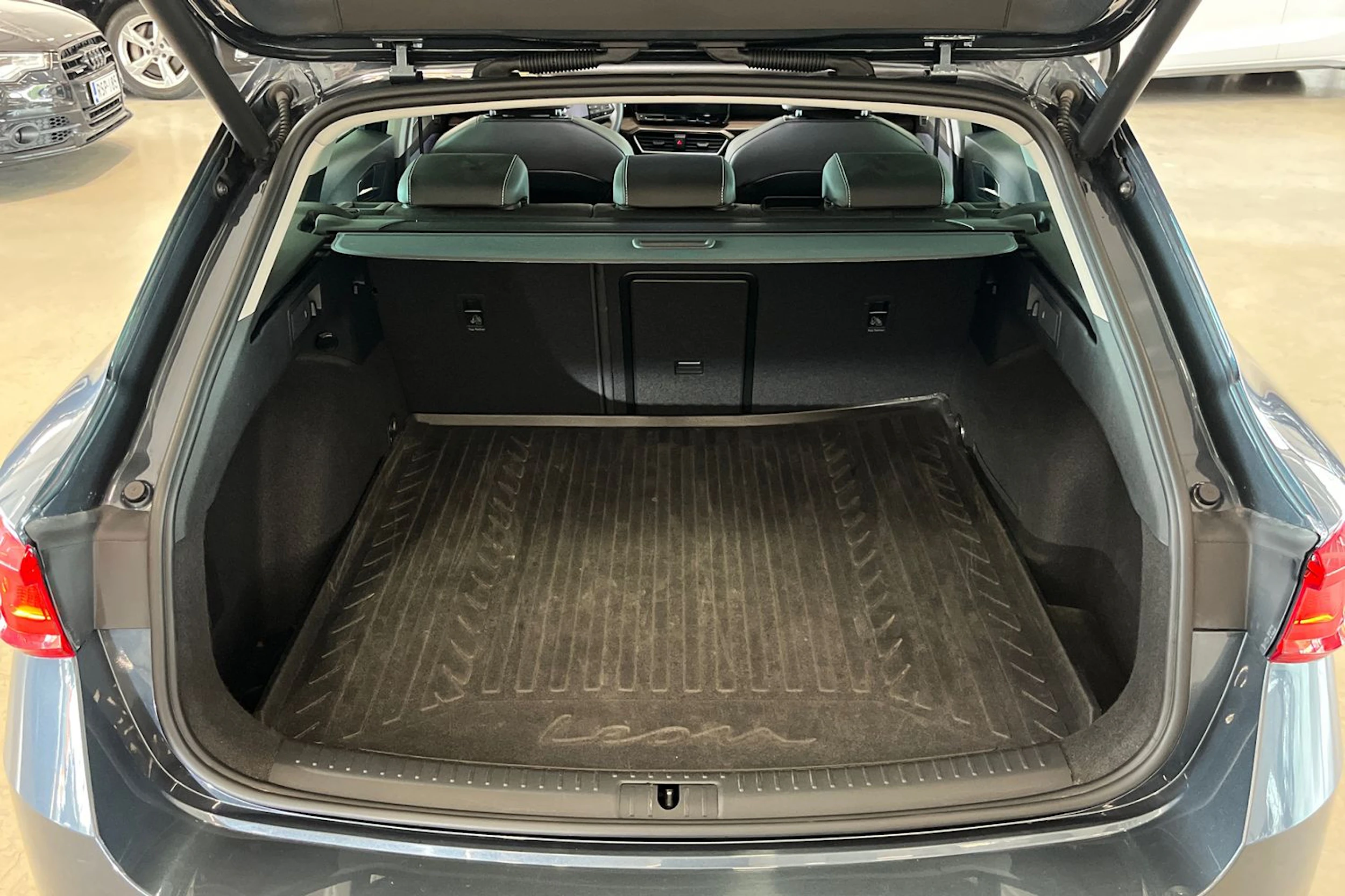 harmaa SEAT Leon Sportstourer 2021 kuva 32.