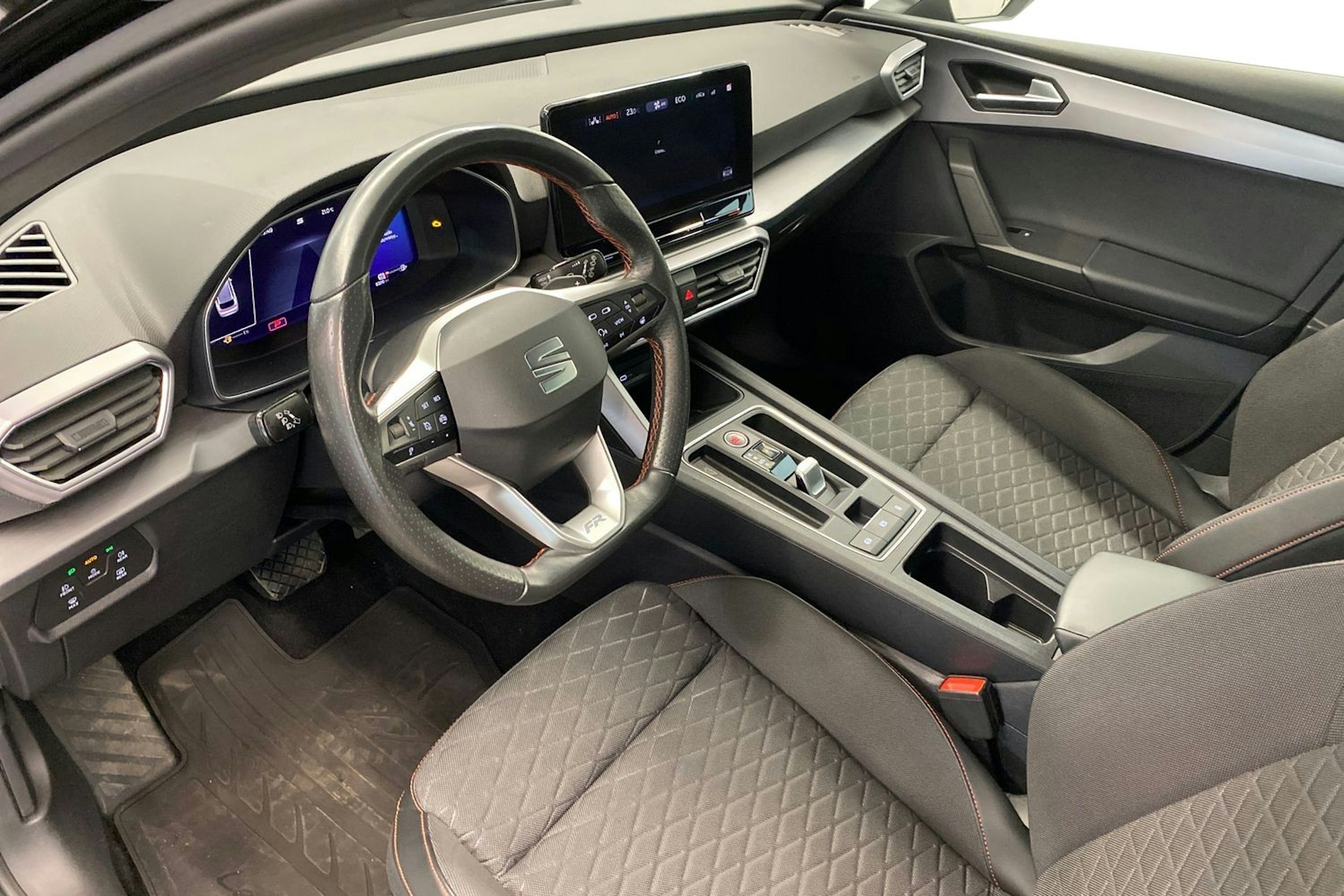 musta SEAT Leon Sportstourer 2021 kuva 7.