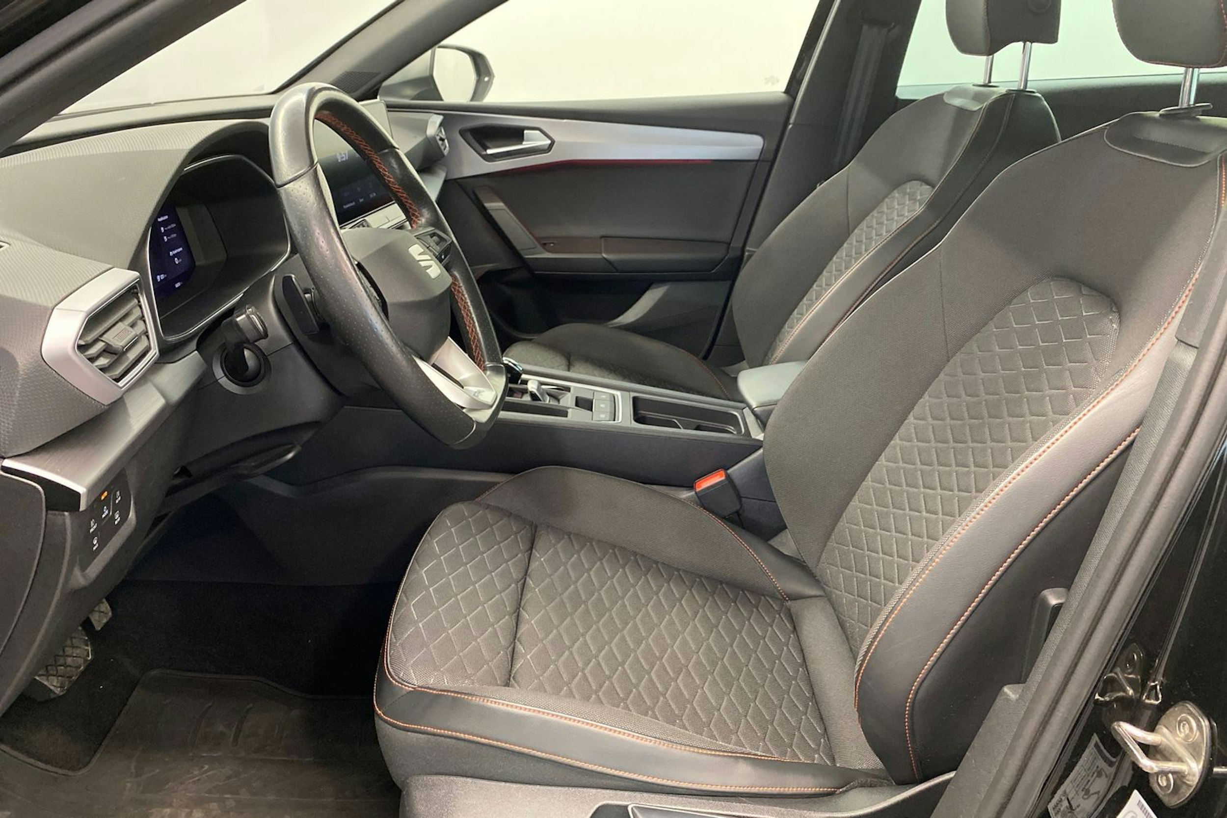 musta SEAT Leon Sportstourer 2021 kuva 28.