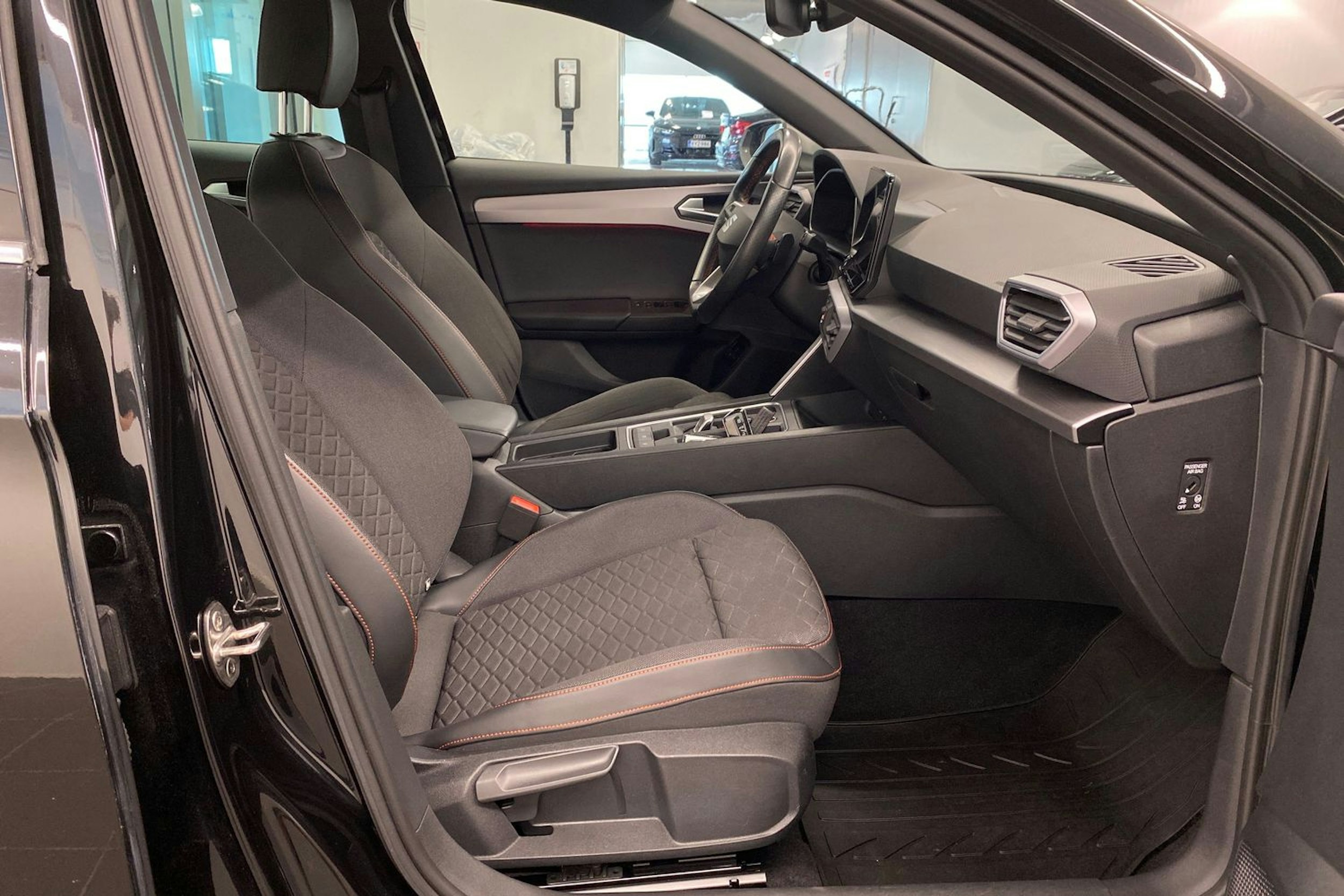 musta SEAT Leon Sportstourer 2021 kuva 35.