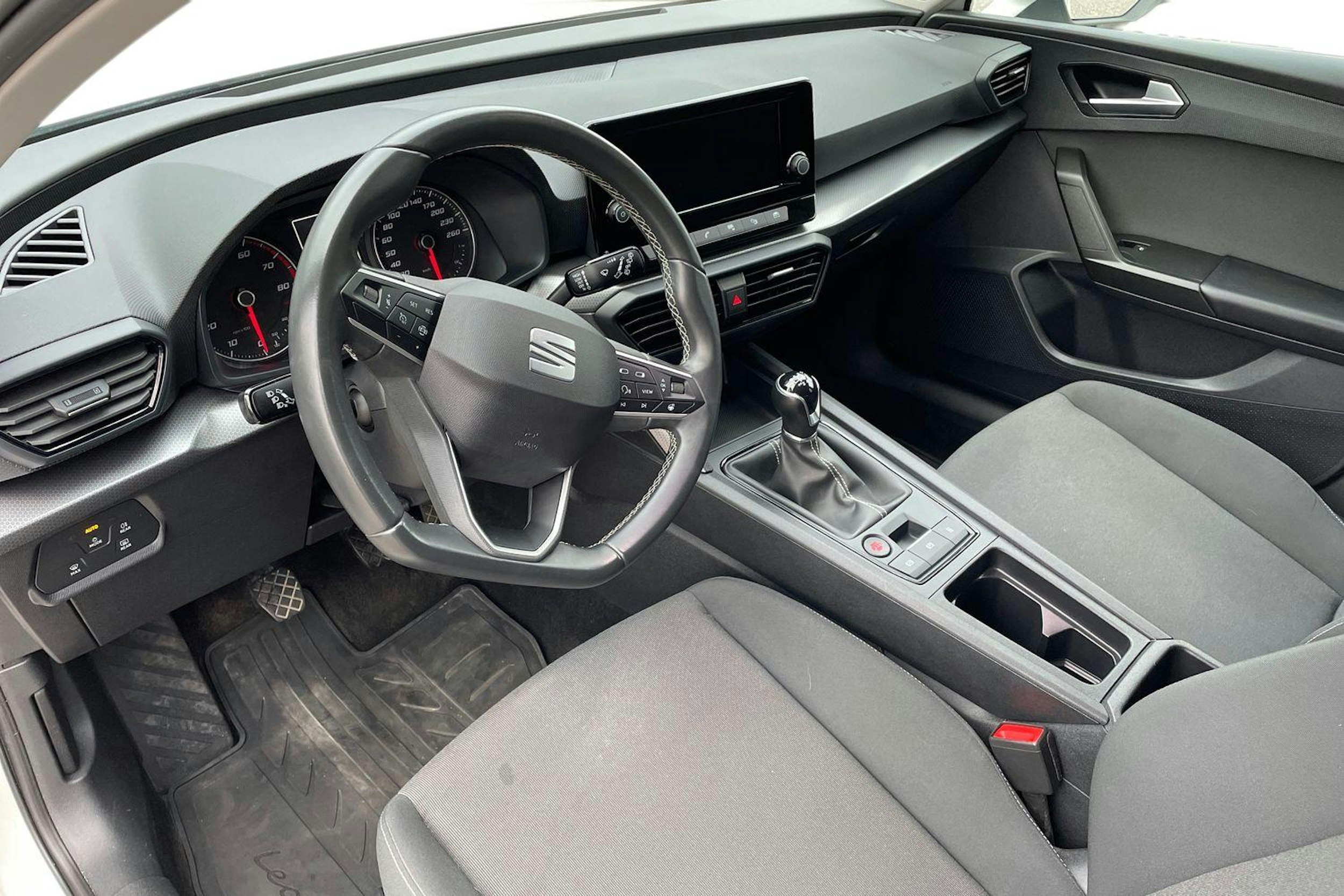 valkoinen SEAT Leon Sportstourer 2021 kuva 3.